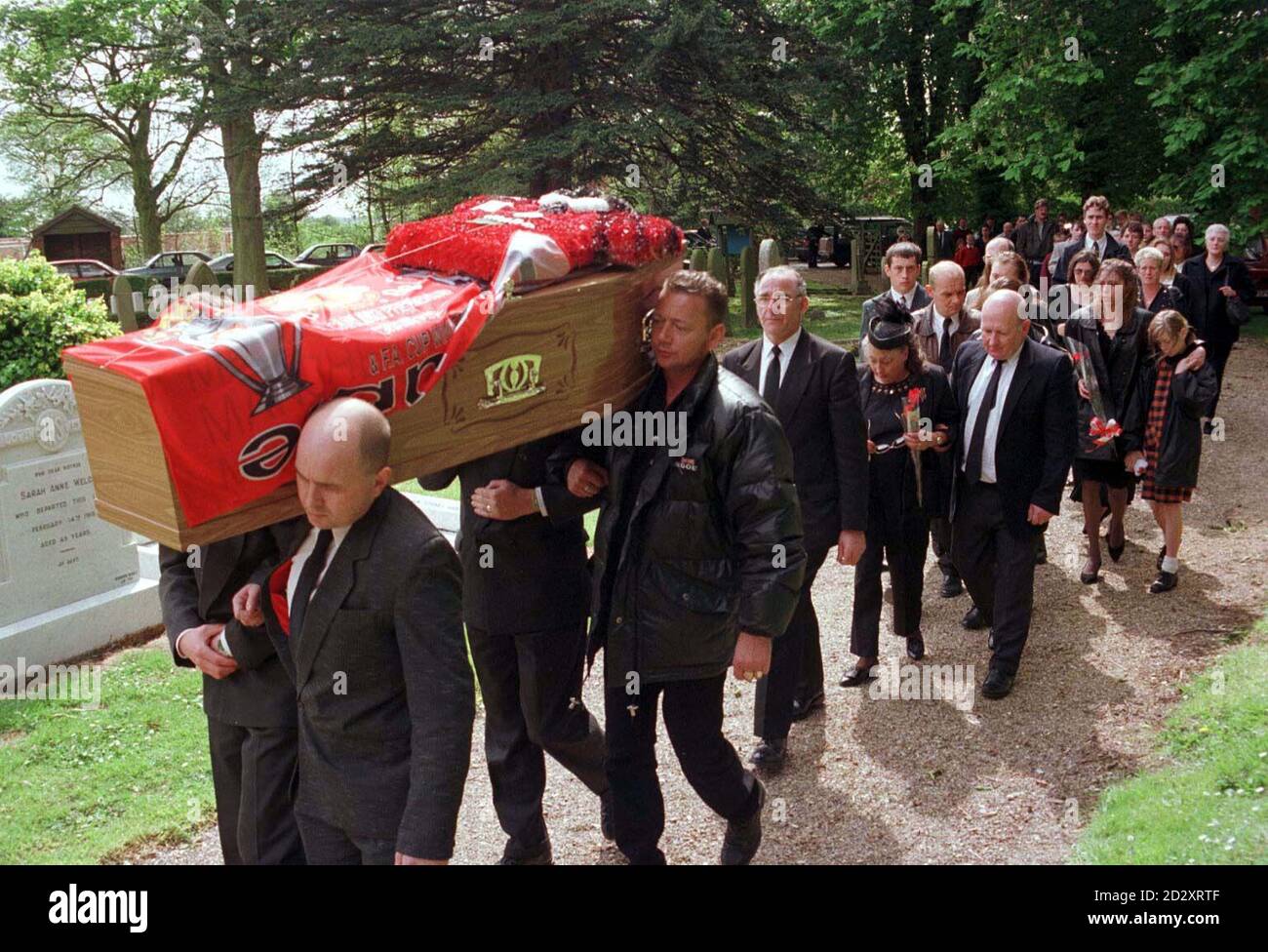 Drapé dans une bannière Manchester United signée par le club et avec une chemise Cantona faite de fleurs, le cercueil de Christopher Scott arrive à St Nicholas Parish Churchin North Cotes, Lincs suivi par ses parents et ceux des garçons encore disparus, pour ses funérailles aujourd'hui (TUES). Photo de Paul Barker/PA Banque D'Images