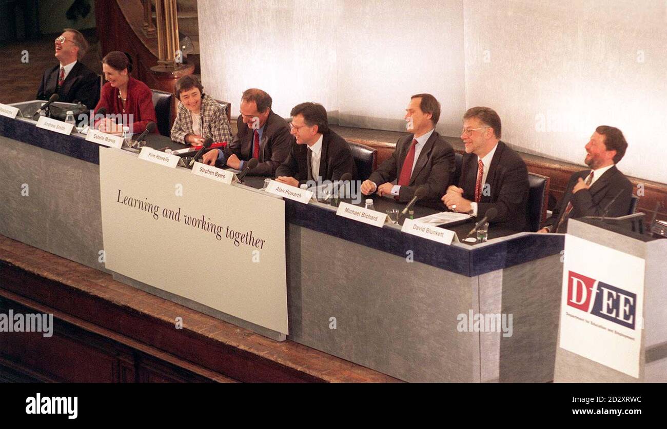 Le secrétaire à l'éducation et à l'emploi, David Blunkett (à l'extrême droite) et son équipe ministérielle livrent aujourd'hui à Westminster Central Hall leur énoncé de mission à 2,500 fonctionnaires du ministère. Équipe complète (de l à r) Andrew Smith, Baronne Blackstone, Estelle Morris, Kim Howells, Stephens Byers, Alan Howarth, Michael Bichard, David Blunkett. Photo de Stefan Rousseau/PA Banque D'Images