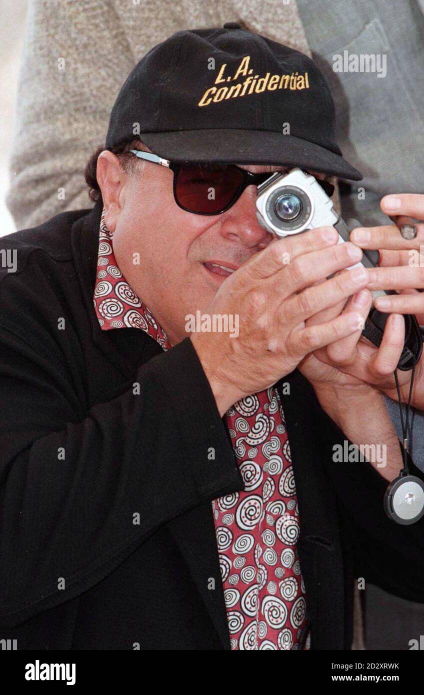 L'acteur Danny Devito utilise un handycam lors de la séance photo « LA Confidentiel » du 50ème Festival de Cannes. Banque D'Images