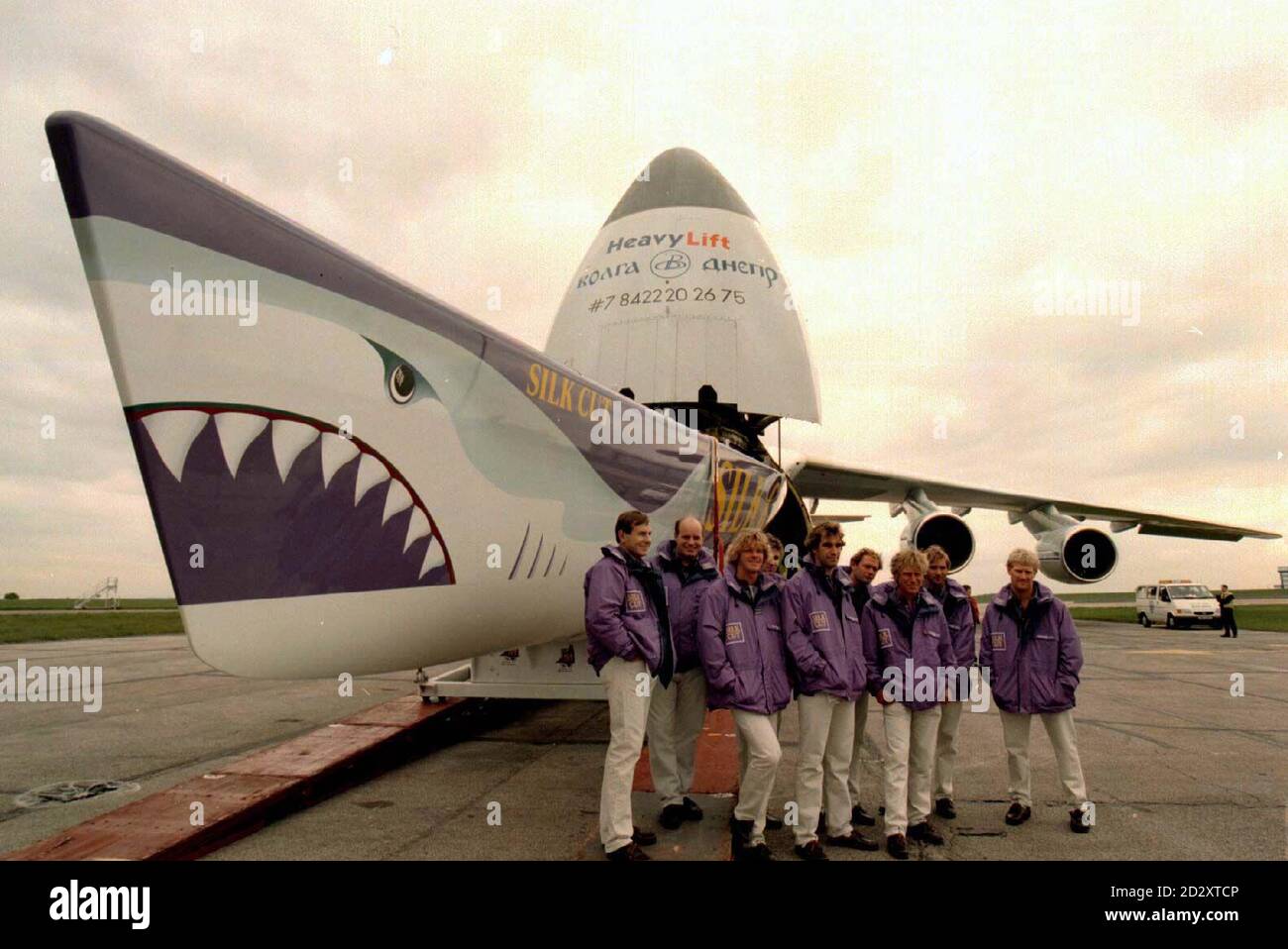 Lawrie Smith (premier plan à droite) et son équipage avec Silk Cut, l'entrée britannique dans la course de bateaux Whitbread Round the World 1997/8 à l'aéroport de Stansted aujourd'hui (mardi). Photo de Findlay Kember/PA Banque D'Images