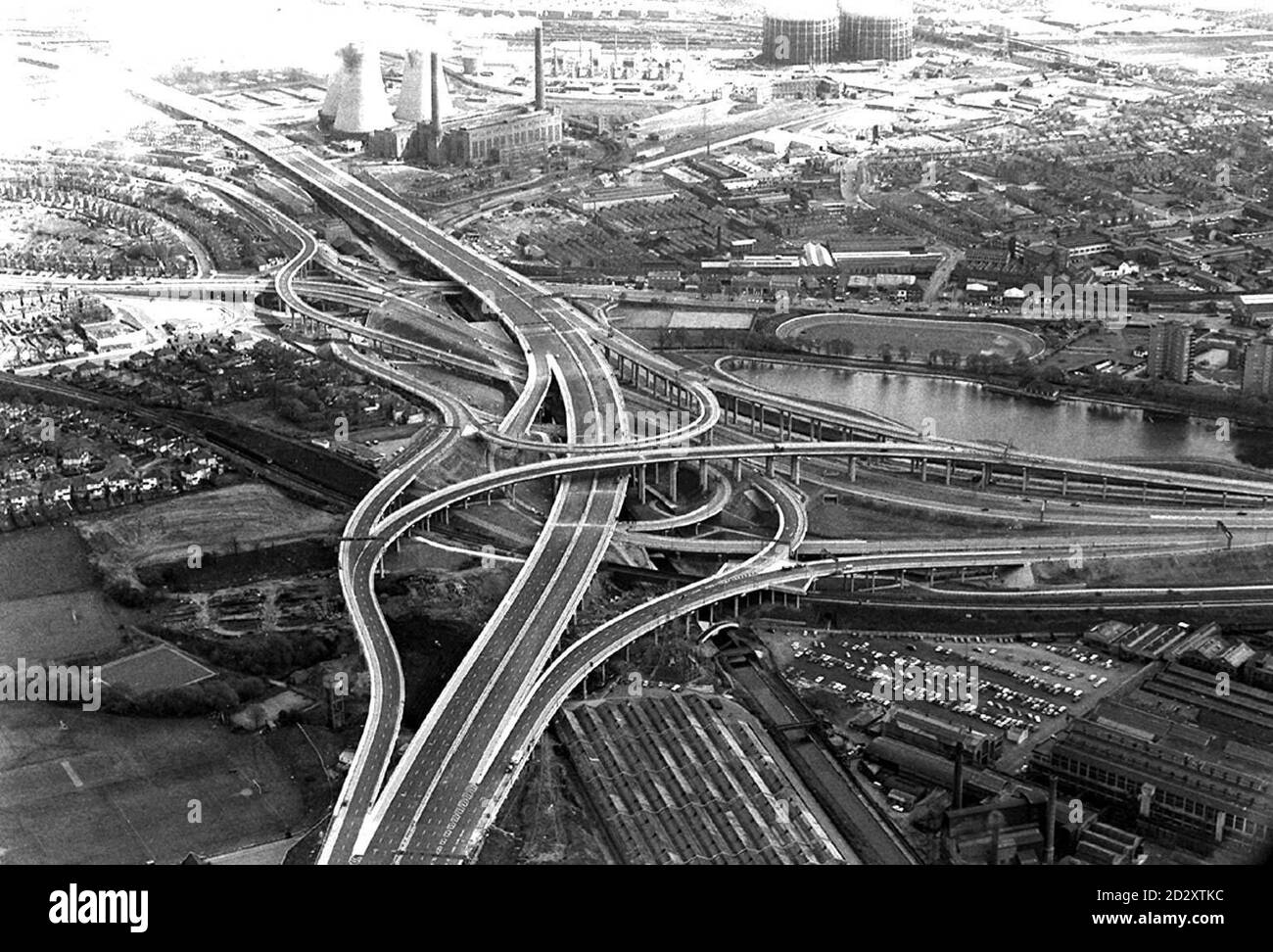 Spaghetti Junction à Birmingham - le plus grand échangeur d'autoroute d'Europe - comme il y a 25 ans. Bien que considérée par beaucoup comme un eyesore, l'agence des autoroutes célèbre son anniversaire d'argent en libérant 25 ballons d'argent sur le tristement célèbre échange plus tard aujourd'hui. Banque D'Images