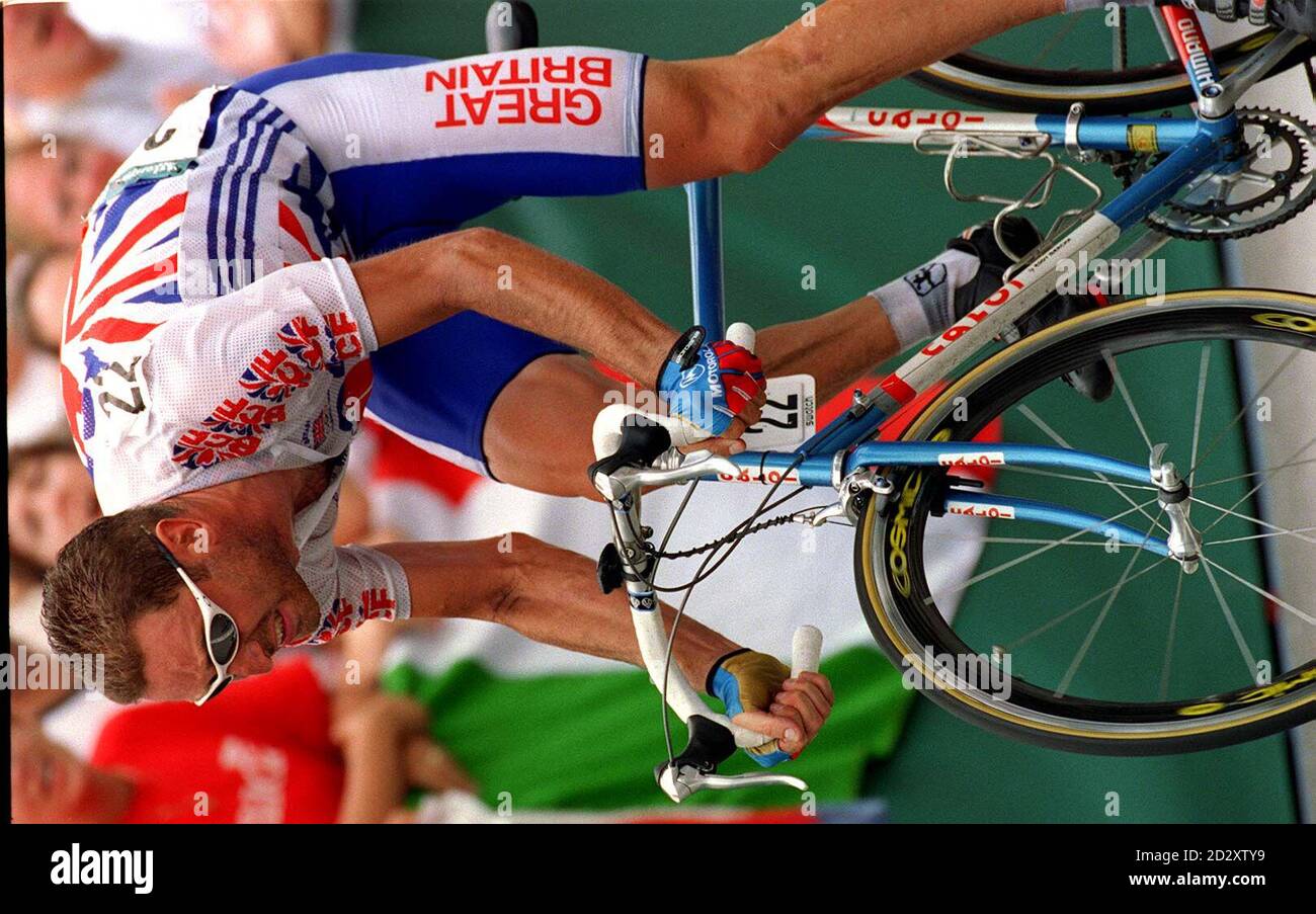 Le Max Sciandri de Grande-Bretagne sur le chemin d'une médaille de bronze dans la course sur route masculine ce matin (mercredi). Photo de John Giles/PA. Banque D'Images