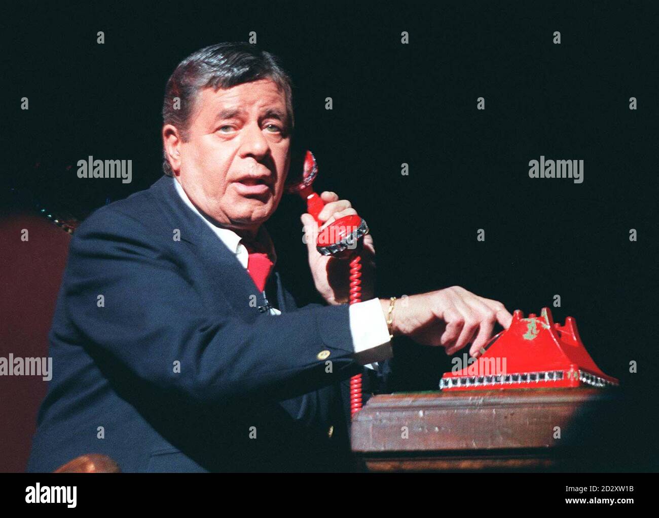 Jerry Lewis, célèbre artiste américain, en personnage et en costume pour ses débuts dans la nouvelle comédie musicale « Damn Yankees », qui débute aujourd'hui au Adelphi Theatre dans le West End de Londres (jeudi). Photo de David Giles/PA. Banque D'Images