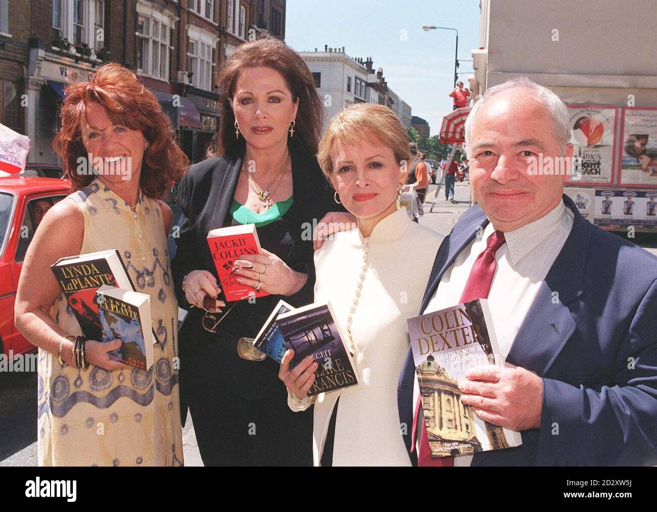 Quatre des auteurs les plus vendus au monde qui partagent le même éditeur, Pan Books, se sont réunis aujourd'hui (samedi) dans une librairie à Fulham, dans l'ouest de Londres, où ils ont signé des copies de leurs derniers romans pour marquer la 50e année d'activité de la maison d'édition. De gauche à droite : Lynda la plante, Jackie Collins, Clare Francis et Colin Dexter. Photo de Tony Harris/PA. Banque D'Images