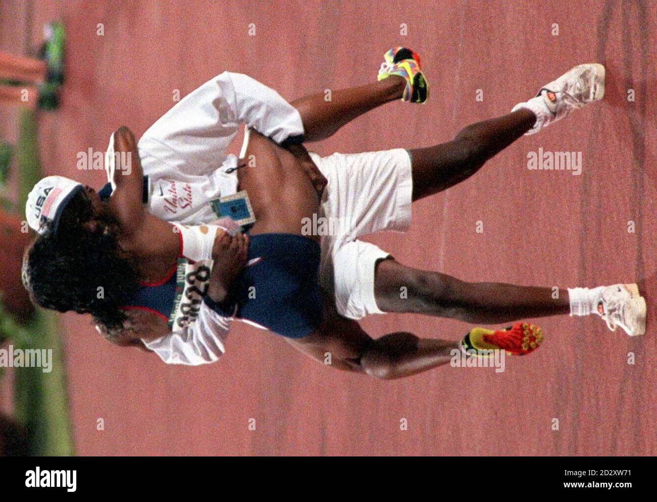 Le gail Devers de l'Amérique saute dans les bras de son mari après avoir remporté la médaille d'or dans le 100m féminin au stade olympique d'Atlanta. Banque D'Images