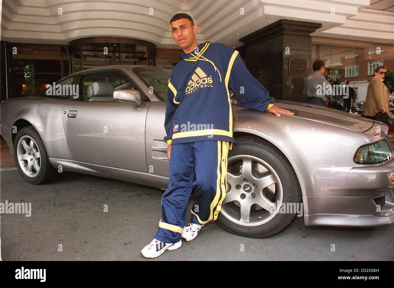 Le boxeur en plumes Prince Naseem Hamed se trouve à côté de son rayé