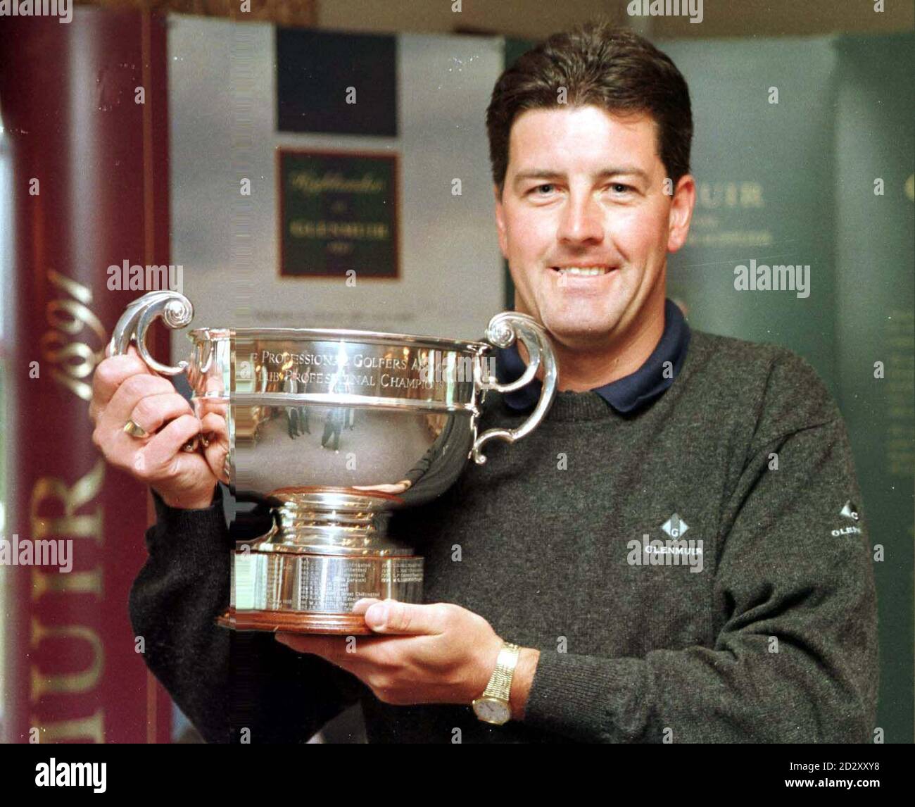 Le professionnel de Trentham Park Brian Rimmer avec son trophée après avoir remporté le Glenmuir Club Professional Championship à Northop Country Park, près de Chester, aujourd'hui (vendredi).Photo de Dave McRitchie.VOIR PA STORY Golf Northop. Banque D'Images