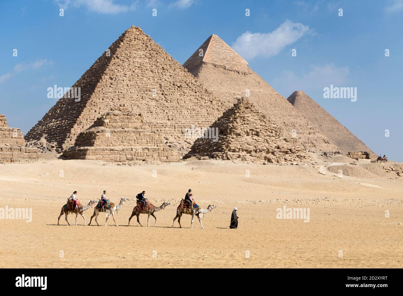 Promenade à dos de chameau au complexe de la pyramide, Gizeh, Égypte Banque D'Images