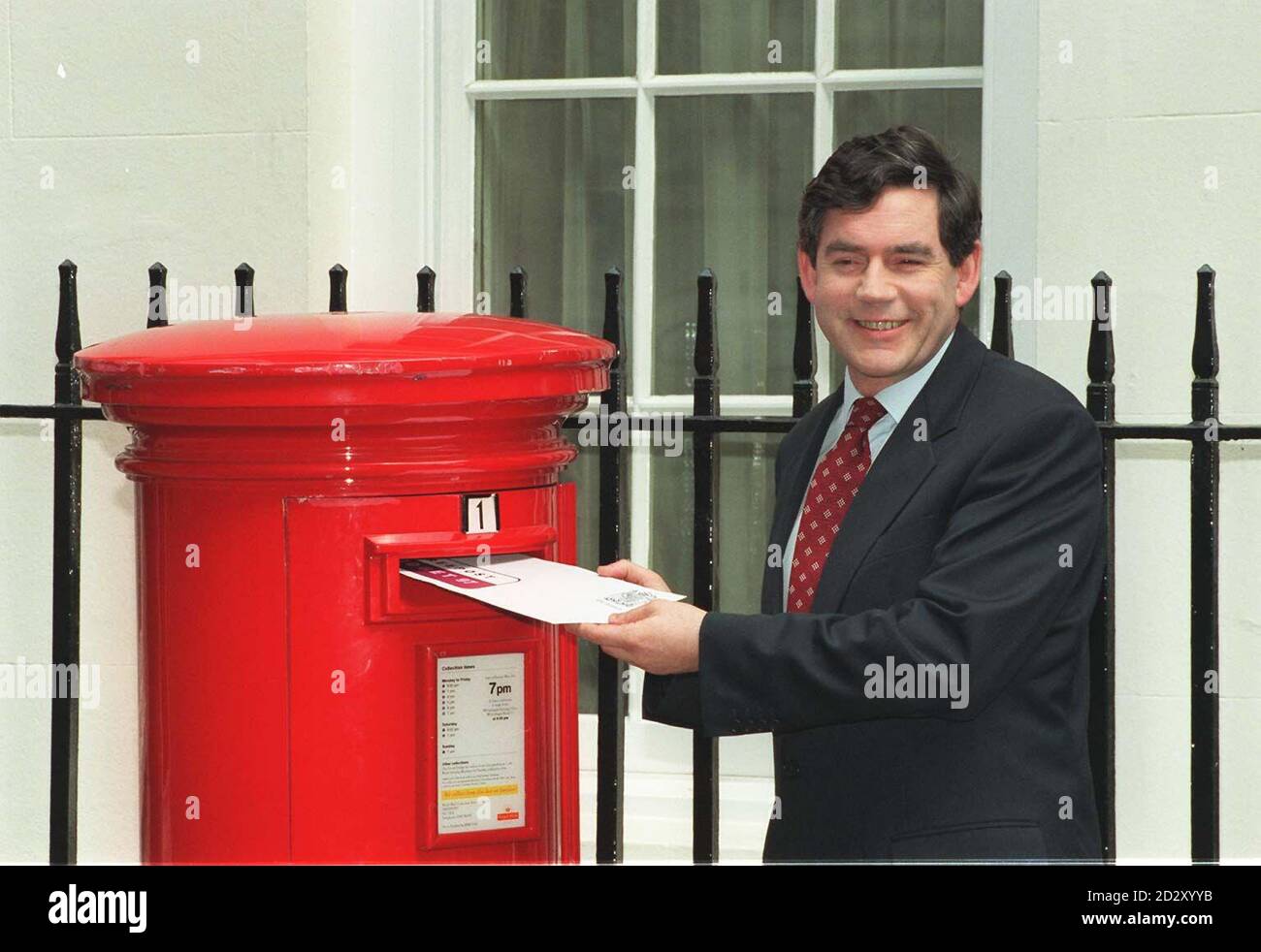 Le chancelier Gordon Brown, à l'extérieur du numéro 11 Downing Street Today (Tues), révèle la nouvelle façon pour le Labour de rapprocher le budget des gens ordinaires. Tout le monde aura la chance de recevoir des informations compréhensibles sur les politiques économiques du chancelier en envoyant une demande de budget facile à orienter vers le Trésor. Banque D'Images