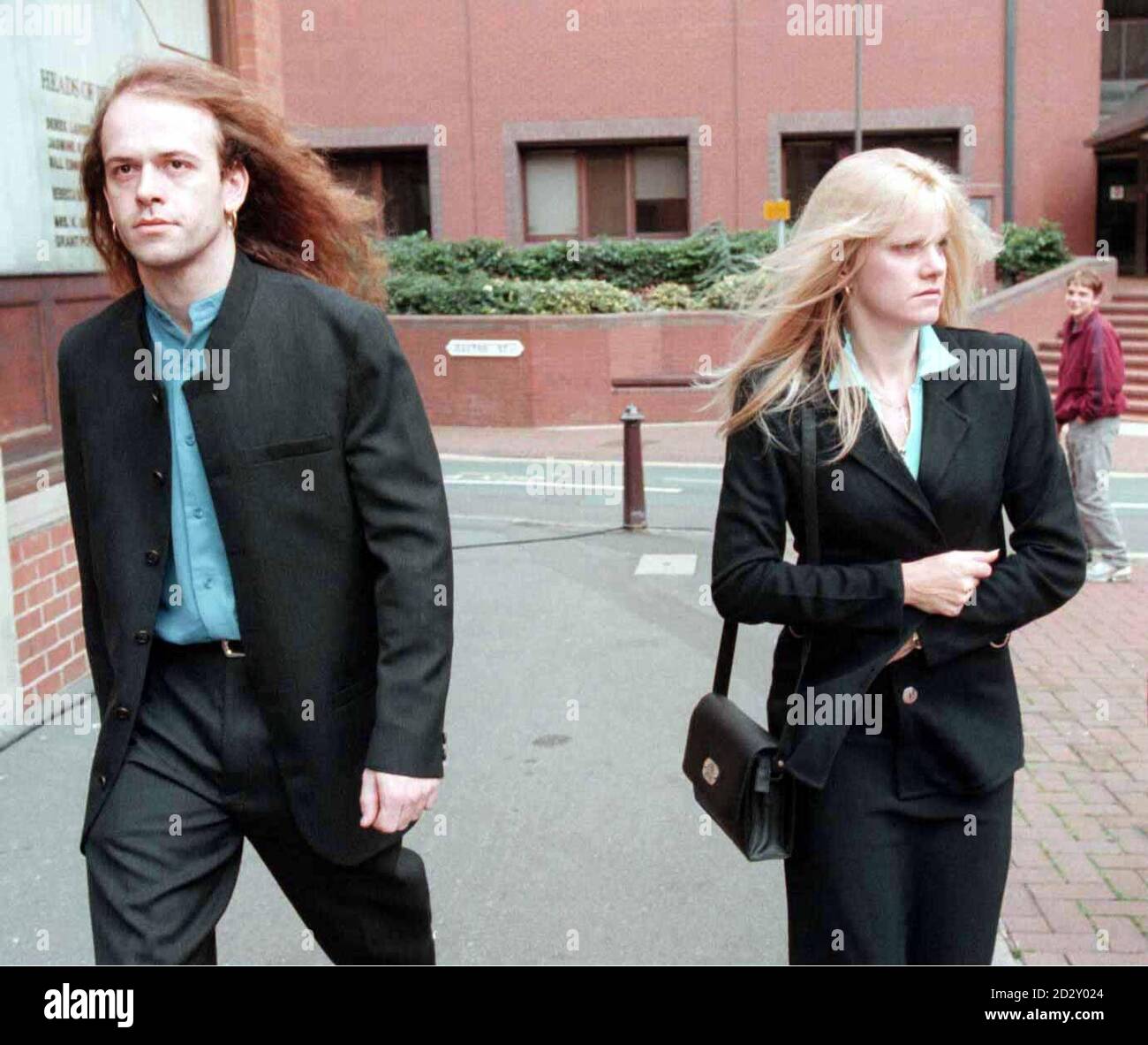 Jason Haycock et Shirley Peters quittent la cour de la Couronne de Birmingham cet après-midi où ils ont témoigné dans le procès de Tracie Andrews, qui est accusé du meurtre de son ami Lee Harvey. PHOTO DAVID JONES/PA Banque D'Images