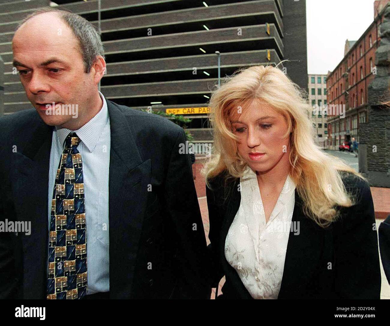 Tracie Andrews, accompagnée du beau-père Alan carter, arrive ce matin au tribunal de la Couronne de Birmingham (jeudi) où elle est en procès pour le meurtre de son ami Lee Harvey. PHOTO DAVID JONES/PA Banque D'Images