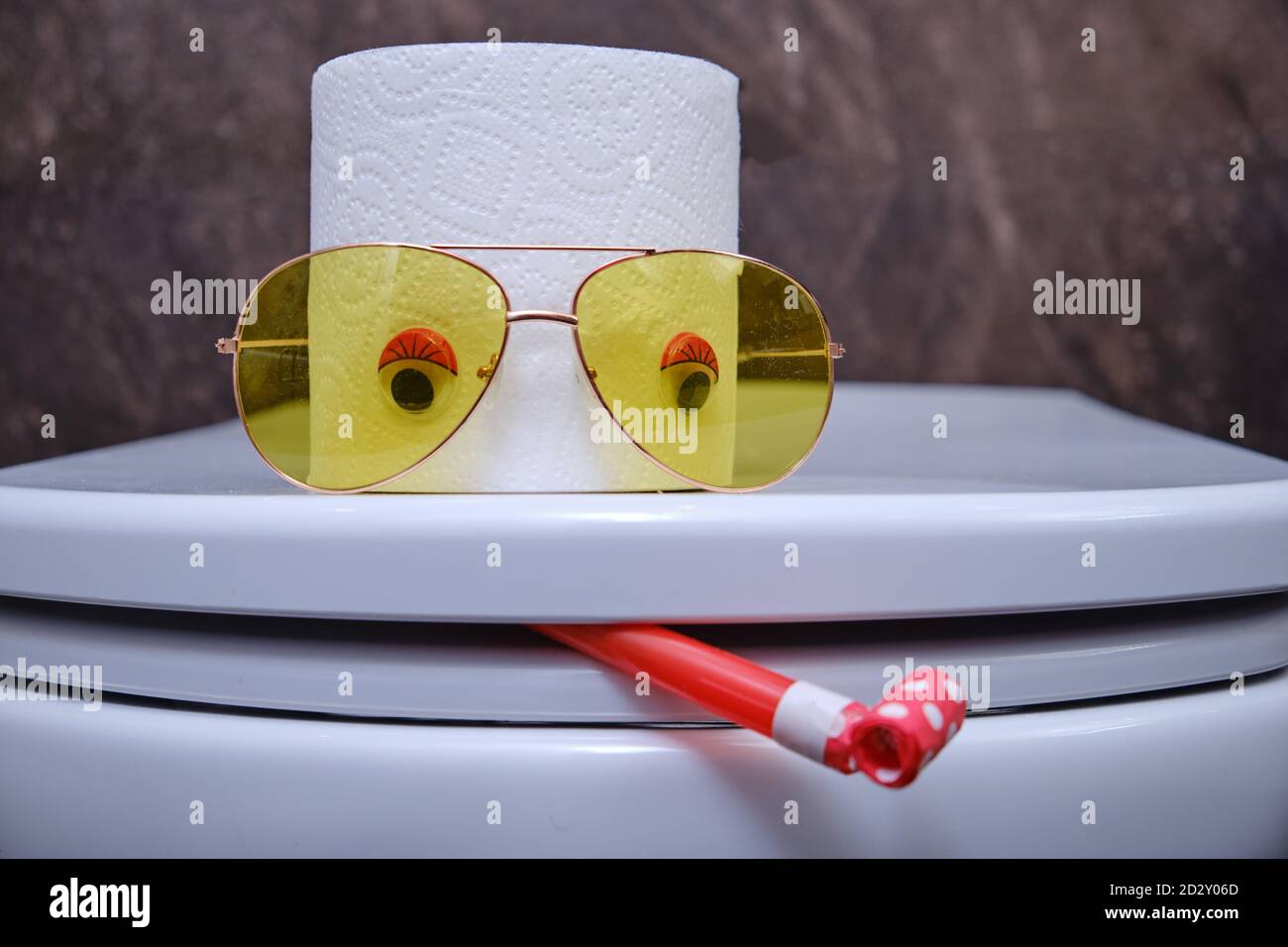 Papier toilette drôle et cuvette de toilette avec les yeux dans les verres Banque D'Images