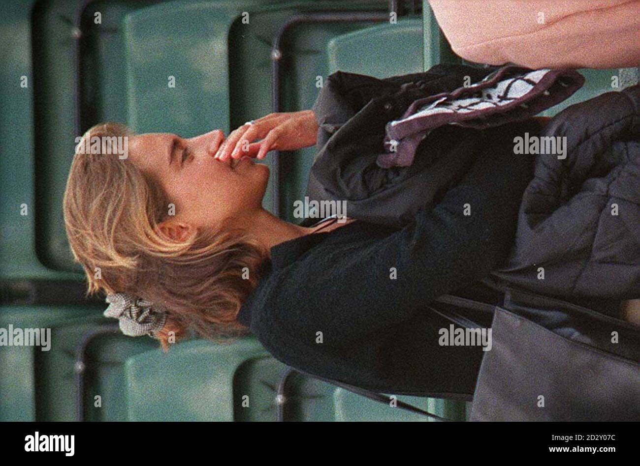 Lucy heald, la petite amie de l'Anglais n° 1 Tim Henman, quitte la boîte des joueurs cet après-midi (jeudi) après son quart de match final contre Michael Stich. Henman a perdu dans les jeux droits à l'allemand, qui prend sa retraite à la fin de l'année. Photo par Adam Butler/PA. Banque D'Images