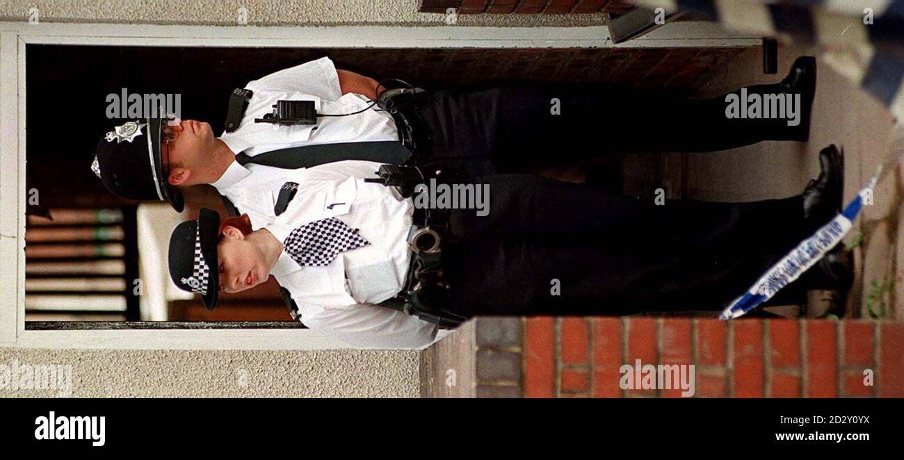 POSTE ET COURRIER DE B'HAM. La police sur les lieux du triple meurtre d'aujourd'hui (lundi) dans la maison de Golds Hill Road, Handsworth, Birmingham, où ils ont trouvé un homme et une femme, qui étaient considérés comme M. Gureeb Chand et sa femme Swarani, tous deux dans leurs années 60, dans une salle en bas. Leur fils Rakesh, dans ses années 20, a également été trouvé mort. Ils avaient tous subi de graves blessures à la tête. REGARDEZ L'HISTOIRE DES PA. Banque D'Images