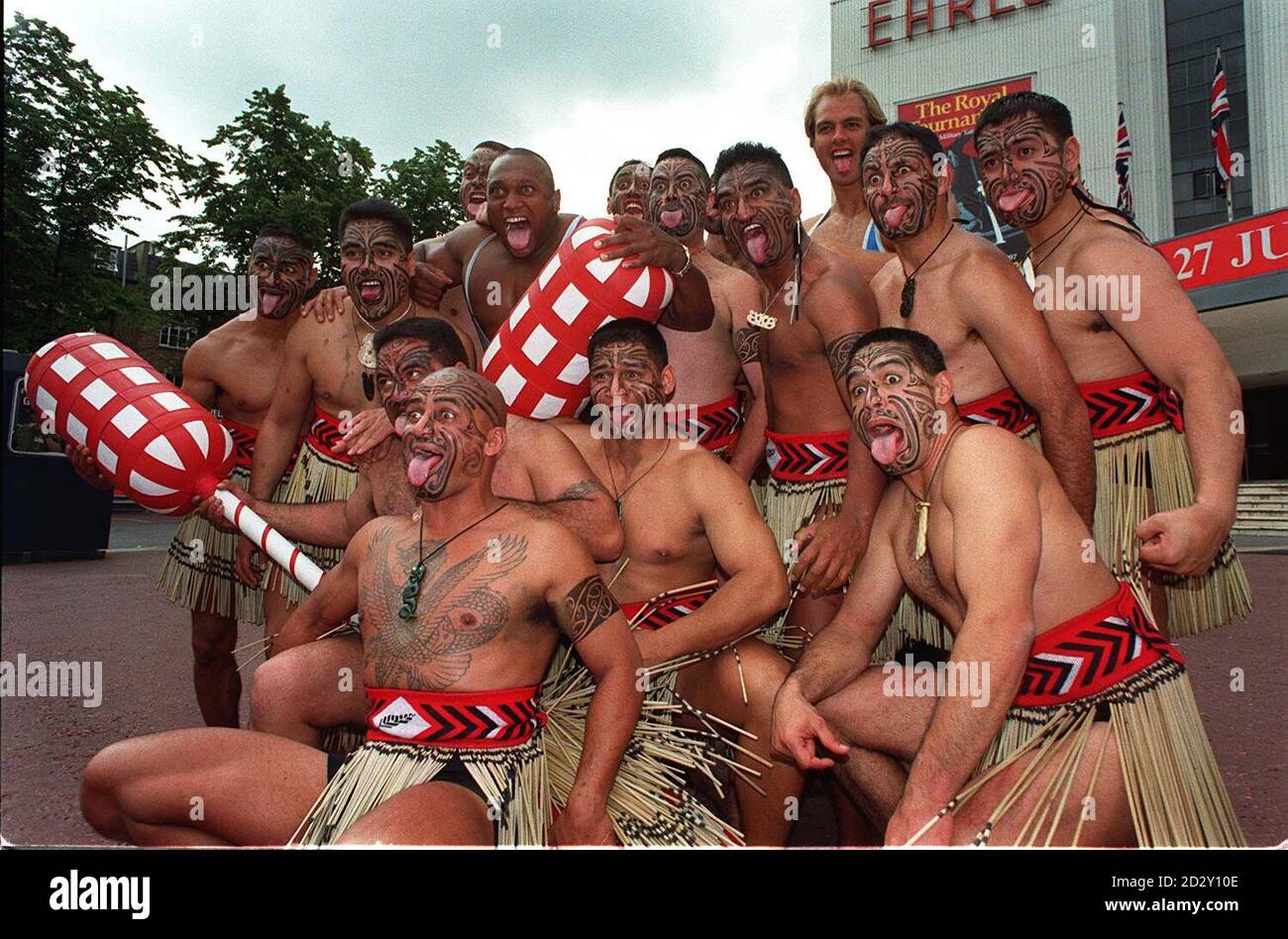Les gladiateurs de télévision Rhino (troisième en haut à gauche, avec bâton) et Hunter (3e en haut à droite) avec des guerriers maoris de l'armée néo-zélandaise, qui font partie du groupe te Hokowhitu A Tumatouenga (tête de flèche du Dieu de la guerre), au Tournoi Royal 1997 à Earls court à Londres aujourd'hui (lundi). Photo de David Cheskin. Banque D'Images