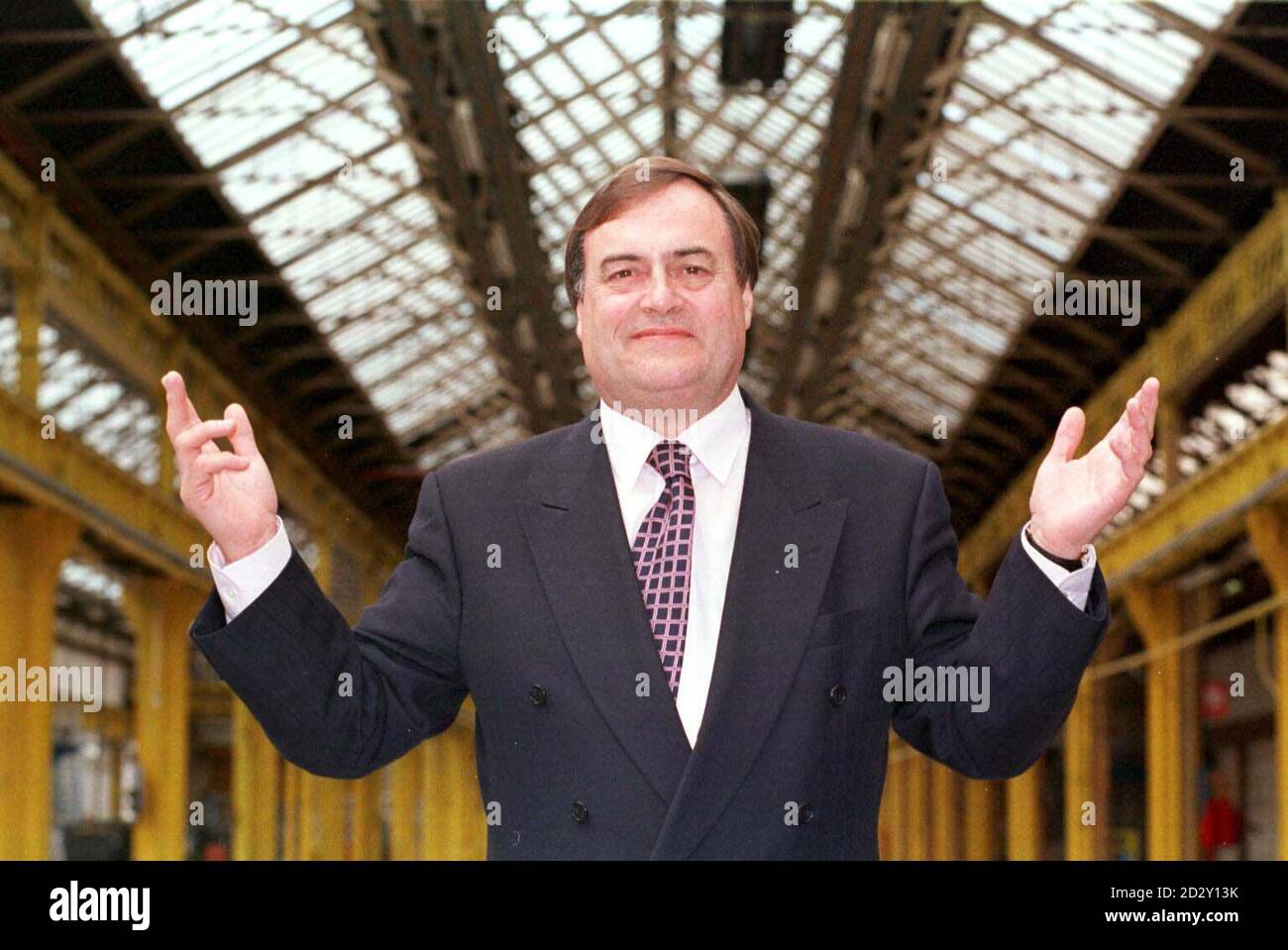 Le vice-président John Prescott, dans l'un des anciens hangars ABB Carriage Works, doit être rouvert par Thrall, basé aux États-Unis. Voir PA Story INDUSTRY Rail. Photo de Paul Barker/PA Banque D'Images