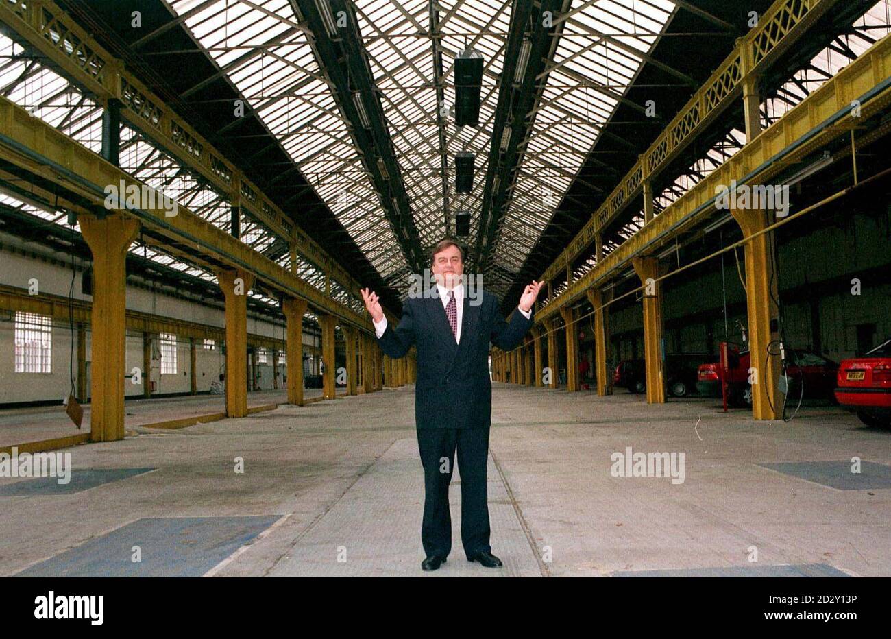 Le vice-premier ministre John Prescott parle du site de l'ancienne usine ABB Carriage Works qui est en cours de réaménagement par Thrall, le fabricant américain de matériel roulant. Voir PA Story INDUSTRY Rail. Photo de Paul Barker/PA Banque D'Images