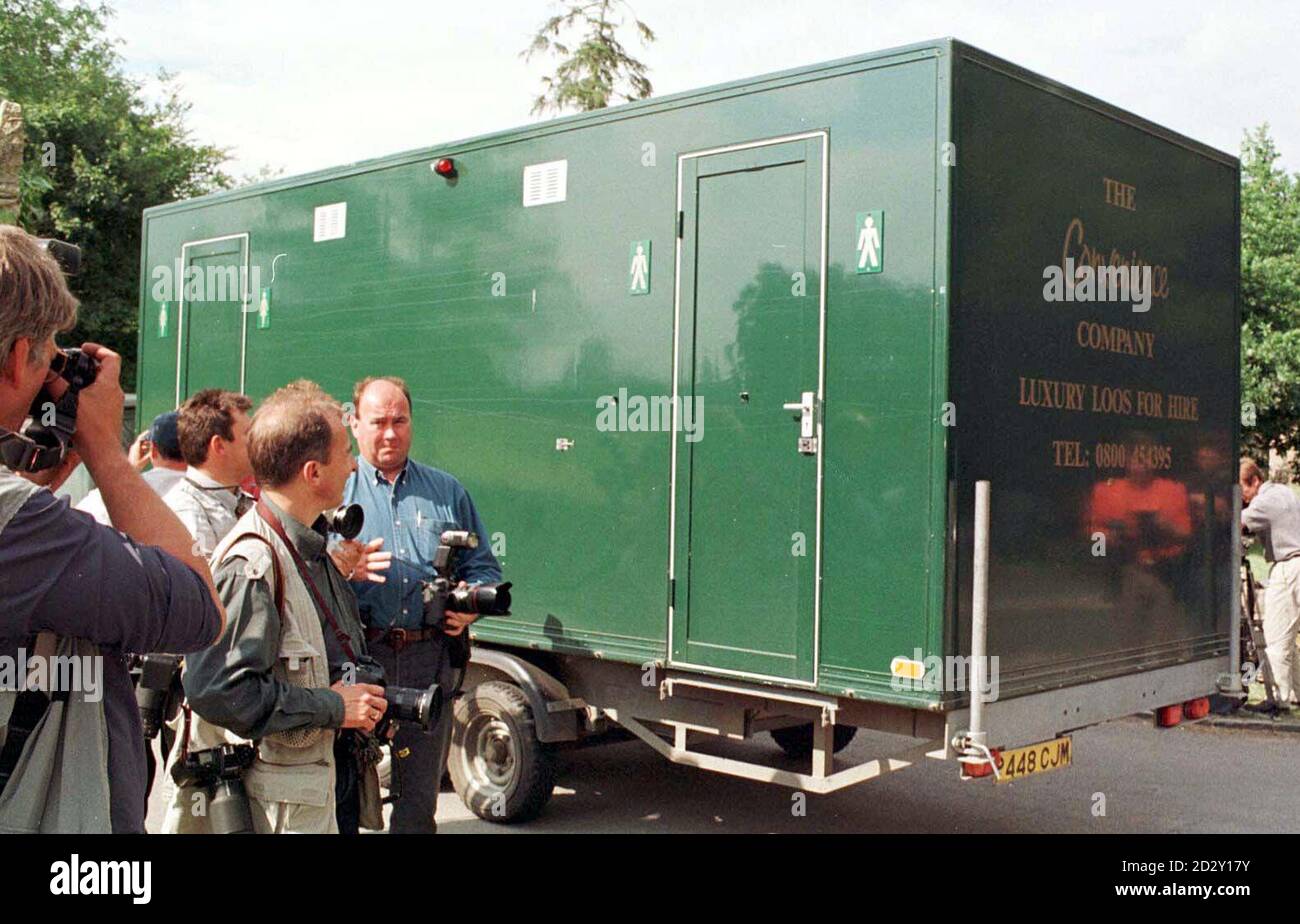 Les toilettes portatives arrivent à Highgrove House, près de Tetbury, Gloucestershire aujourd'hui (vendredi) le lieu de la fête d'anniversaire de Camilla Parker Bowles. Photo Jay Williams/PA Banque D'Images