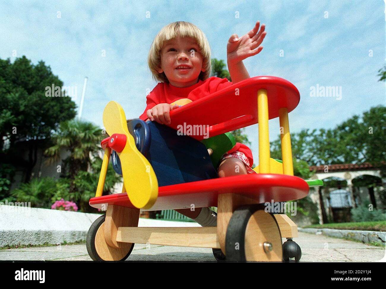 Barnaby Cox, trois ans, joue dans le Sit & Ride Airplane, PIN Toys de John Crane Ltd, lors du Good Toy Guide Awards 1997, à Londres Today (Weds). L'avion, qui se vend à 62.50 ans, a reçu un prix d'or dans la section jeu pour tout-petits. Photo de David Cheskin. Banque D'Images