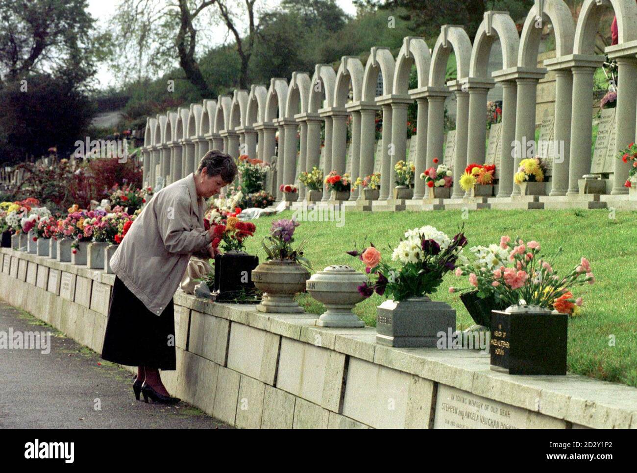 Dossier de la bibliothèque daté du 21/10/96 de Mme Doreen Drage, qui a fait la victime de la tombe de sa fille Yvonne, qui a été tuée dans la tragédie d'Aberfan en 1966. Sans célébration, Mais avec une satisfaction tranquille les résidents d'Aberfan ont aujourd'hui (vendredi) récupéré 150,000 du gouvernement pour redresser une injustice vieille de 30 ans, la décision du gouvernement travailliste Harold Wilson de prendre 150,000 de l'appel à 2 millions de catastrophes pour payer pour le nettoyage de deux bouts de charbon qui se profilent au-dessus d'Aberfan..photo Barry Batchelor/PA. Banque D'Images