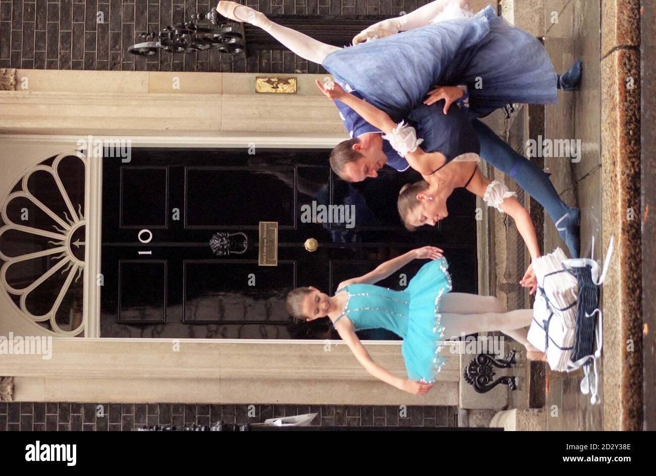 Les danseurs (de gauche à droite), Kristen McGarrity, Lorna Scott et Preston Clare sourient sous la pluie, puisqu'ils donnent l'une des performances les plus importantes de leur carrière aujourd'hui (lundi). Aujourd'hui, ils dansaient à l'extérieur du no 10 Downing Street, alors qu'ils ont présenté une pétition signée par 50,000 et exhortant Tony Blair à intervenir pour sauver le Ballet écossais, la seule compagnie de danse classique d'Écosse. Elle prendra fin si le Scottish Arts Council soutient une proposition visant à réduire de plus de 500,000 sa subvention annuelle. Voir PA Story ARTS Dance. Photo de David Cheskin/PA Banque D'Images