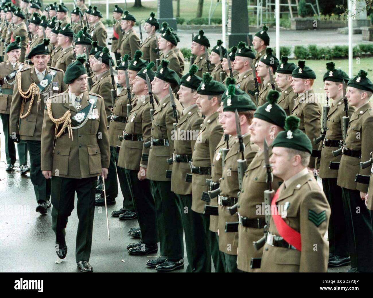 Le duc d'York, qui est colonel en chef du Royal Irish Regiment, lors d'une inspection des 4e et 5e Bataillon des Royal Irish Rangers (bénévoles) lors d'une présentation de nouvelles couleurs à la caserne St Patrick, Ballymena, aujourd'hui(mercredi). Photo de Brian Little/PA. Voir l'histoire de PA ULSTER Duke. Banque D'Images