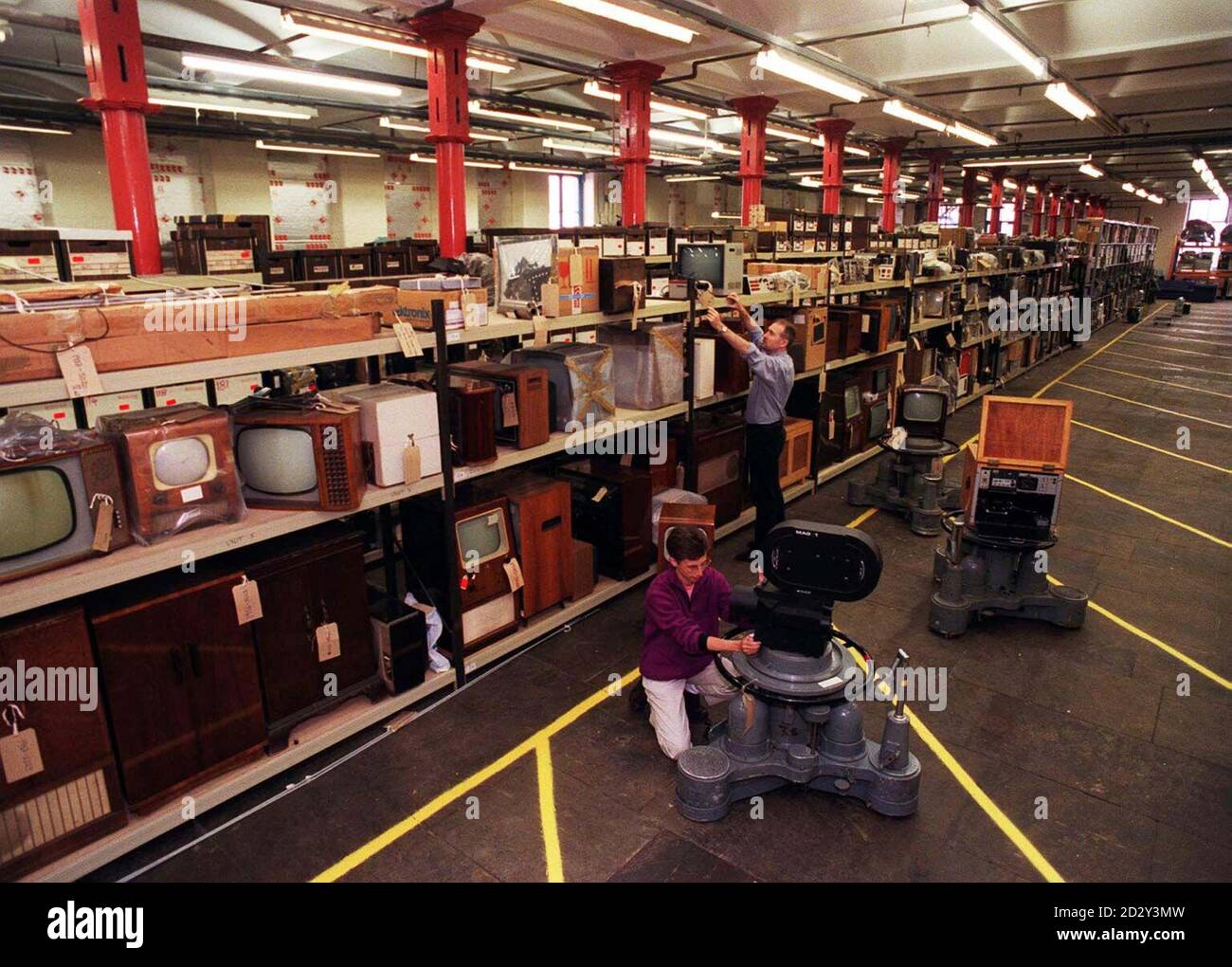 Un ancien moulin près de Bradford, la maison temporaire pour des milliers d'expositions du musée de la photographie, du film et de la télévision de Bradford. Big Ted, Hamble, Jemima, Humpty et Little Ted de la télévision classique Play School, sont parmi quelques-unes des stars qui sont déplacées aujourd'hui (jeudi). Ils doivent retourner à la galerie classique TV pour enfants du musée, aux côtés d'autres contemporains tels que le chat en tissu aggy Bagpuss, lorsqu'il rouvre en 1999. Voir l'école de jeu SOCIAL de PA Story. Photo de John Giles. Banque D'Images