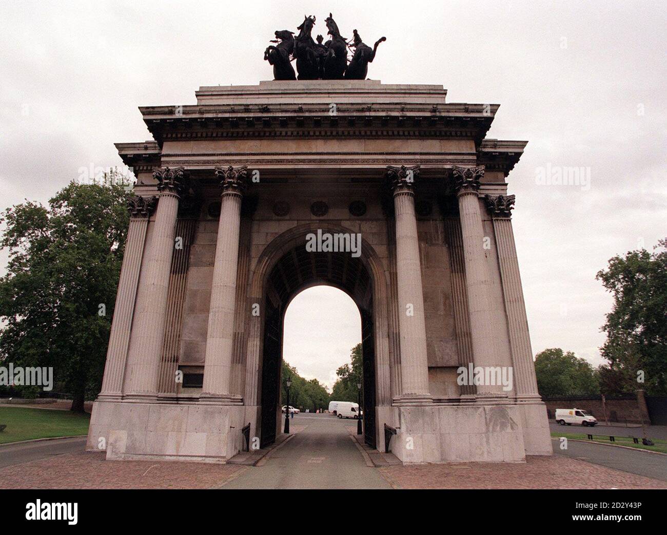 Le célèbre Wellington Arch à Hyde Park Corner à Londres, par lequel le cortège de Diana, princesse de Galles, passera pendant son voyage jusqu'au dernier lieu de repos de la princesse au siège de sa famille à Althorp dans le Northamptonshire, après ses funérailles à l'abbaye de Westminster samedi. Banque D'Images