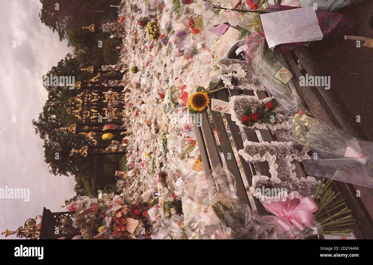 Une couronne HRH se trouve au milieu de l'océan de fleurs et d'hommages placés par des mouneurs devant le Palais de Kensington à Londres aujourd'hui (mercredi) où les gens continuent de se blottir pour rendre hommage à Diana, princesse de Galles. Voir l'histoire de l'AP Diana Vigil. Photo par Rebecca Naden/PA. Banque D'Images