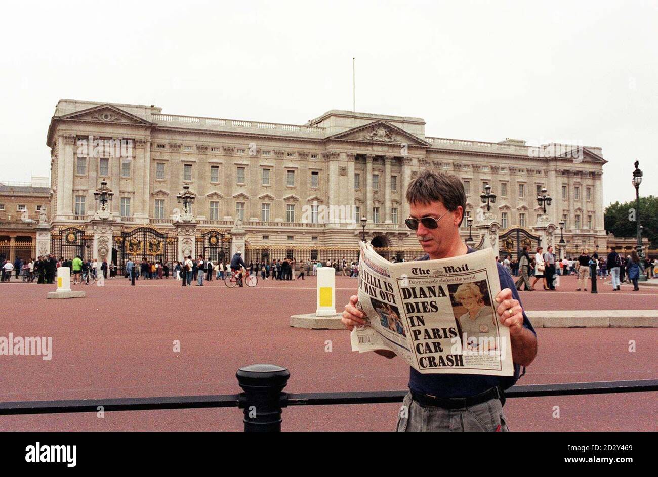 Un membre du public lisant les nouvelles choquantes de la mort de Diana, tél. : sam pearce 31-8-97 Banque D'Images
