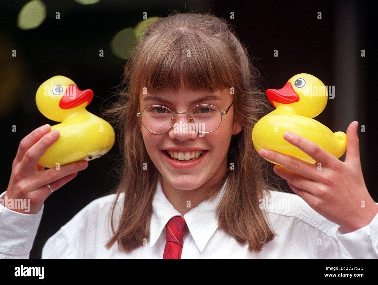 Anne Taylor, âgée de 12 ans, a remporté la deuxième place dans la catégorie classe A, 11-14 de la cérémonie de remise des prix Young Engineers for Britain 1997 au London Commonwealth Institute aujourd'hui (mercredi) pour son dispositif de canard chaud qui teste la température de l'eau du bain. Photo de Stefan Rousseau/PA. Banque D'Images