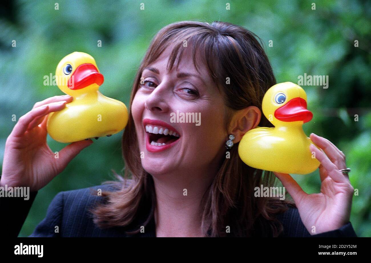 Carol Vorderman, présentatrice à la télévision et à la radio, s'accroche aux « Hot Ducks » aux prix Young Engineers for Britain 1997 décernés aujourd'hui au London Commonwealth Institute (mercredi).Anne Taylor, âgée de 12 ans, de la Dronfield School, Sheffield, a conçu des canards pour tester la température de l'eau du bain et a remporté la deuxième place dans la catégorie individuelle, classe A, 11-14 ans.Photo de Stefan Rousseau/PA. Banque D'Images