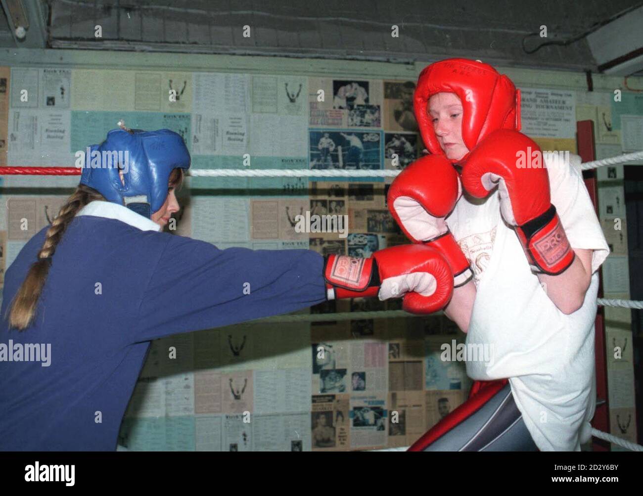 Récemment fileuse de Dawn North (à gauche) et Emma Brammer, de Stoke, lors d'une séance de sparring. L'histoire du sport devrait être controversée lorsque deux écolières de 13 ans, Emma Brammer et Andrea Prime, sont entrés dans le ring pour un match amateur à trois tours à la discothèque Kay's, Stoke-on-Trent, en octobre 1997. L'événement a été sanctionné par l'Association amateur de boxe et est autorisé en vertu de nouvelles règles qui sont entrées en vigueur le 1er octobre - auparavant, les boxeurs féminins étaient autorisés à se escadre les uns avec les autres dans les gymnases supervisés. Le combat a été reporté quand Emma p Banque D'Images