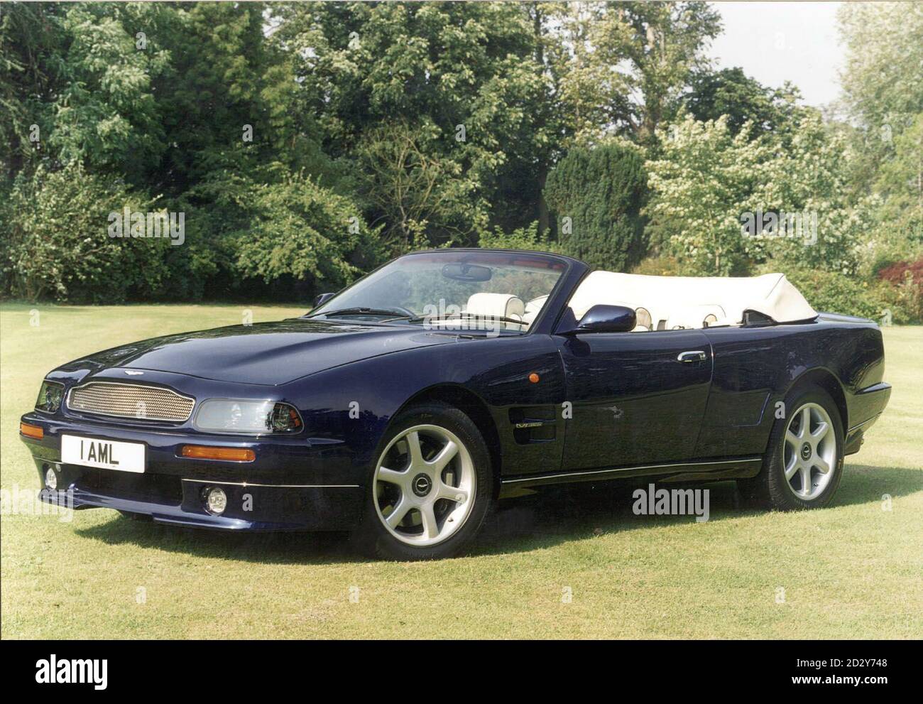 Les nouvelles voitures de sport britanniques se disputeront avec des modèles étrangers à la pointe de la mode lors du salon de l'automobile de Londres, qui ouvrira ses portes cette semaine.En tête de la charge britannique, les modèles TVR basés sur Blackpool, qui montreront son nouveau modèle V12 150,000 ainsi qu'une nouvelle voiture de sport Griffith.AC car Group, basé à Surrey, soutiendra sa nouvelle AC Ace, tandis qu'une autre société de Surrey, Caterham, dévoilera deux nouvelles voitures de sport et que Marcos, basé à Wiltshire, lancera une GTS Turbo de 2.0 litres.Mais la fierté possible de l'endroit va à Aston Martin nouveau V8 169,000 volante (picured), ce qui me fait Banque D'Images