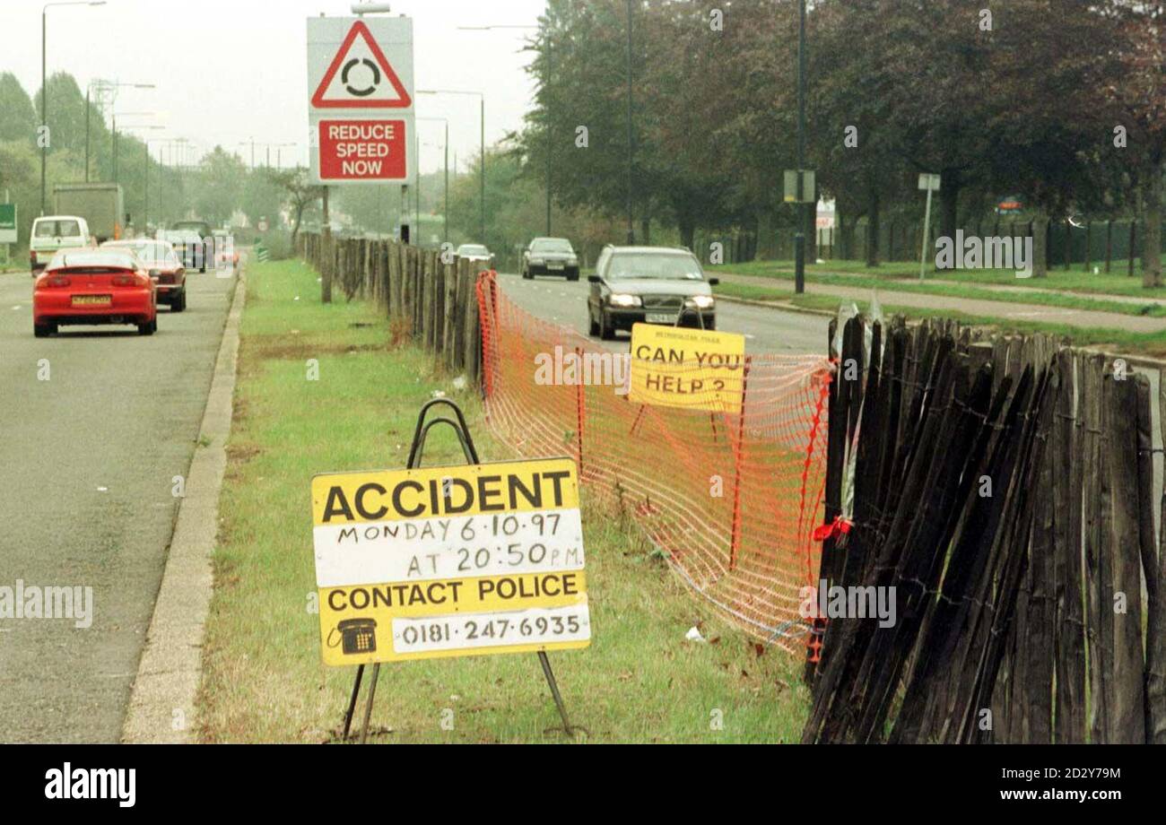 Scène de l'accident de la « rage de la route », sur l'A316 Great Chertsey Road à Hanworth, dans l'ouest de Londres aujourd'hui (jeudi), où Karen Martin, 20 ans, et Toby Exley, 22 ans, ont été tués le 6 octobre, lorsqu'une voiture derrière eux s'est délibérément claqué dans l'arrière de leur voiture, les forçant à traverser la barrière en bois de l'autre côté de la route et dans le chemin d'une voiture venant en sens inverse. Voir PA Story CRIME couple. Photo de Tim Ockenden /PA Voir copie Banque D'Images