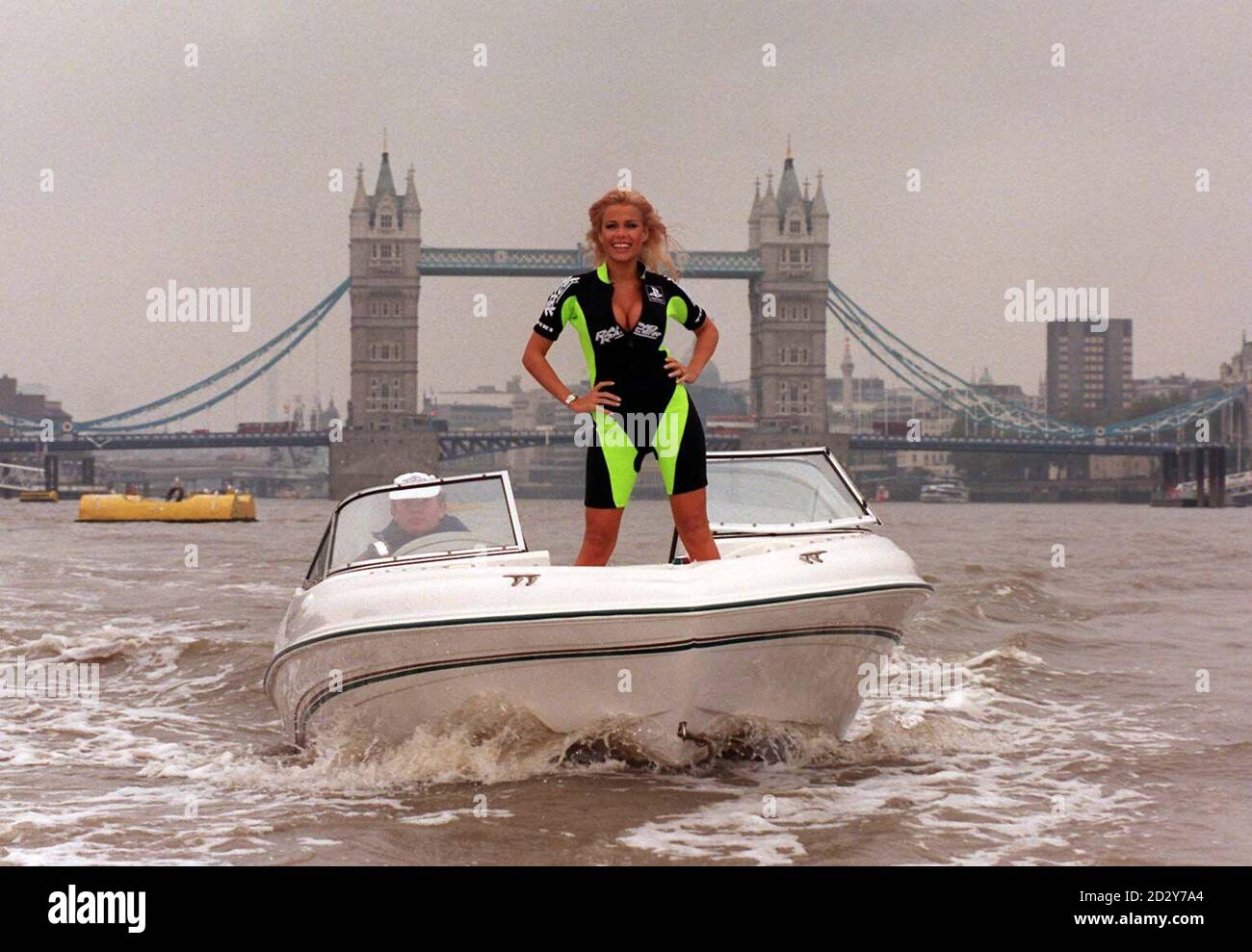 Page trois modèle Melinda Messenger, vêtu d'une combinaison sur mesure, fait le surf devant le célèbre Tower Bridge au-dessus de la Tamise à Londres aujourd'hui (jeudi) pour lancer le nouveau jeu vidéo Sony Play Station, Rapid Racer. Photo de Michael Stephens/PA Banque D'Images