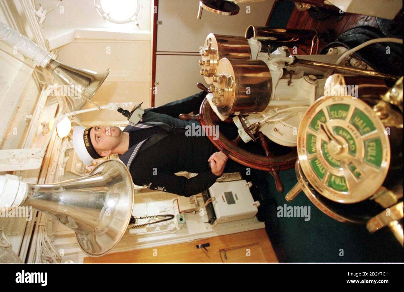 Le Matelot de 1re classe Jay Sowerby passe la roue à bord du yacht royal Britannia aujourd'hui (vendredi) alors qu'elle se prépare à quitter Portsmouth pour sa dernière visite avant d'être finalement désaffectée après 43 ans de service. Le yacht embarque pour son voyage de cinq semaines, qui comprend des appels dans huit ports britanniques et des fonctions à bord avec des membres de la famille royale, le lundi (octobre 20). Voir PA Story ROYAL Yacht. Photo de Tim Ockenden/PA Banque D'Images