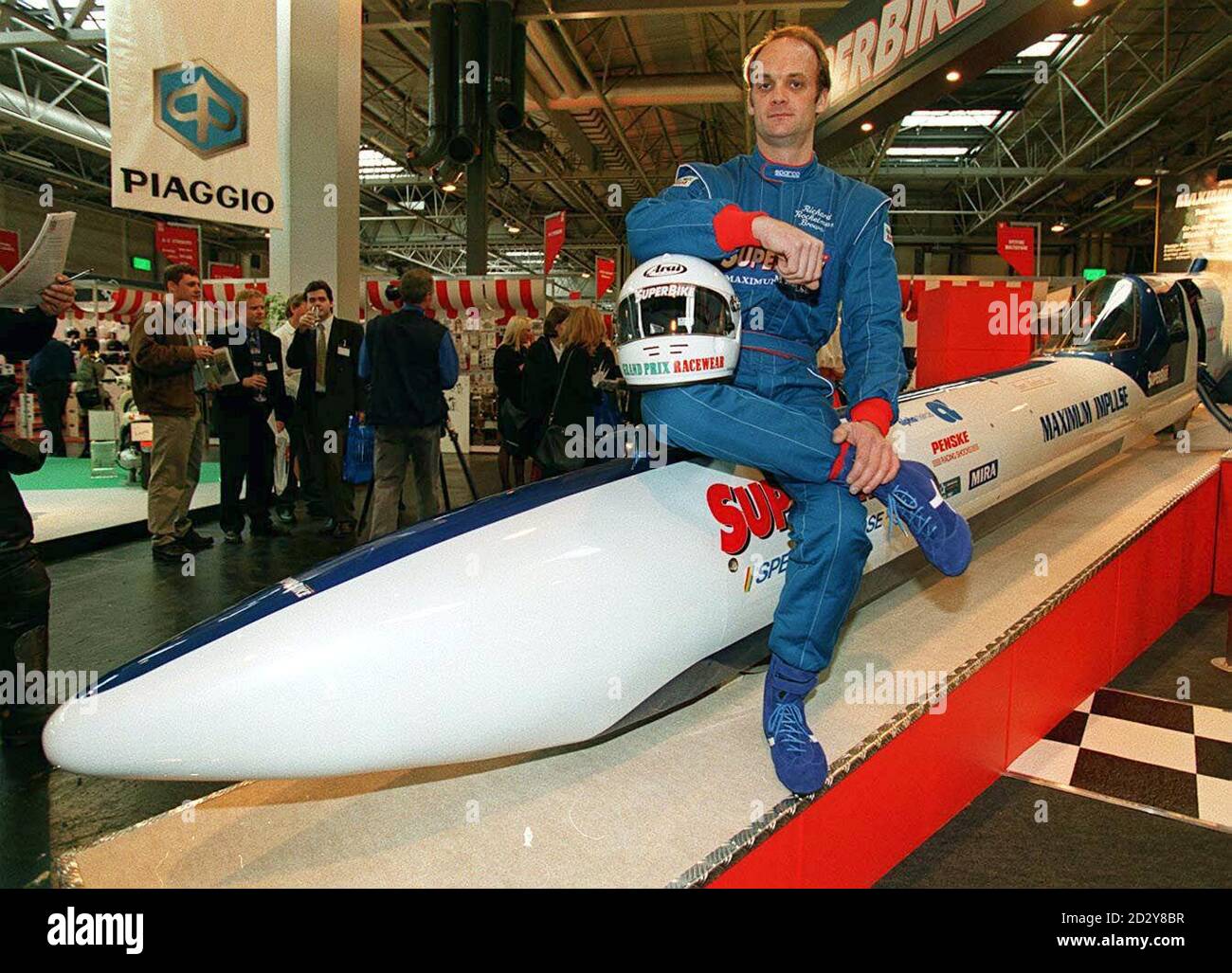 Richard 'Rocketman' Brown avec sa puissance de 600 chevaux 'Maximum Impulse' dans laquelle il tentera d'atteindre 500 mph sur Pendine Sands au printemps de l'année prochaine. Richard a dévoilé aujourd'hui (jeudi) le monstre à triple moteur au salon international de la moto au NEC de Birmingham. Photo de David Jones/PA Banque D'Images