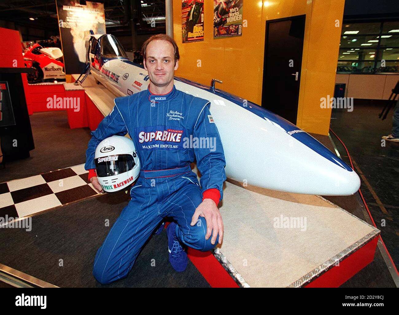 Richard 'Rocketman' Brown avec sa puissance de 600 chevaux 'Maximum Impulse' dans laquelle il tentera d'atteindre 500 mph sur Pendine Sands au printemps de l'année prochaine. Richard a dévoilé aujourd'hui (jeudi) le monstre à triple moteur au salon international de la moto au NEC de Birmingham. Photo de David Jones/PA. Banque D'Images
