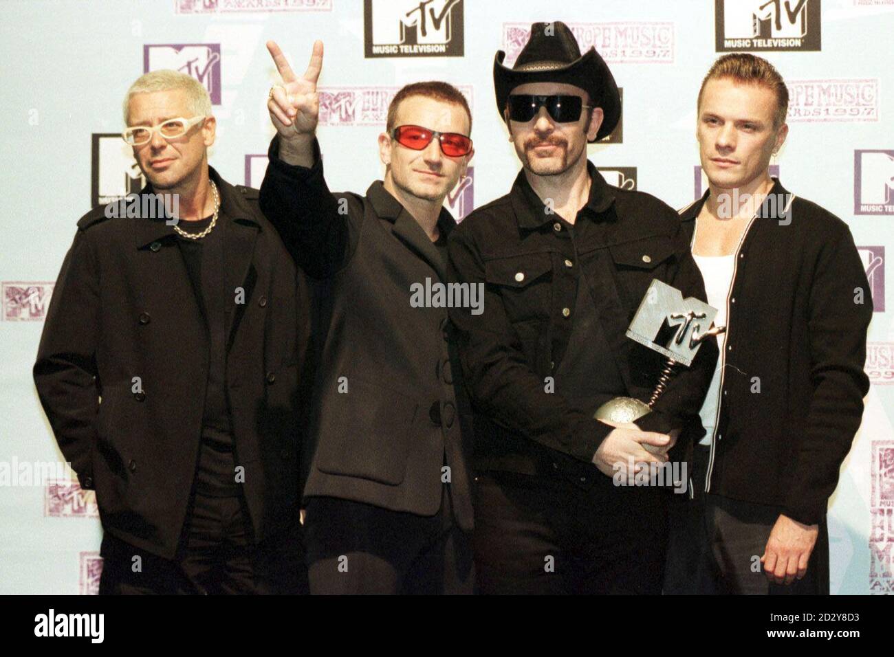 Les coulisses de U2 en Irlande à la cérémonie des MTV Europe Music Awards à Rotterdam après avoir reçu le prix du meilleur Live Act. (G-D) Adam Clayton, Bono Vox, The Edge et Larry Mullen Jr Banque D'Images