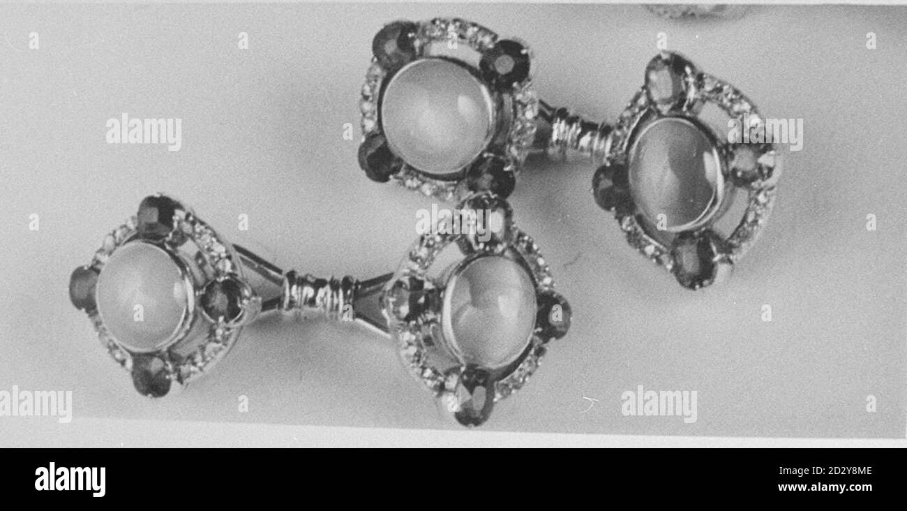 PA Library photo datée de 7.3.94 : deux objets volés de l'appartement privé du Prince de Galles. Une paire de 18 boutons de manchette en or carat, de Faberge, une demi-paire de chacun avec des diamants roses, un saphire et un saphire étoilé, l'autre moitié de diamant rose catseye & rubis cluster. L'Italien Renato Rinino qui a volé les bijoux de l'appartement du prince il y a trois ans est en train de négocier un accord pour retourner les articles. Regardez l'histoire des PA. Photos PA Banque D'Images