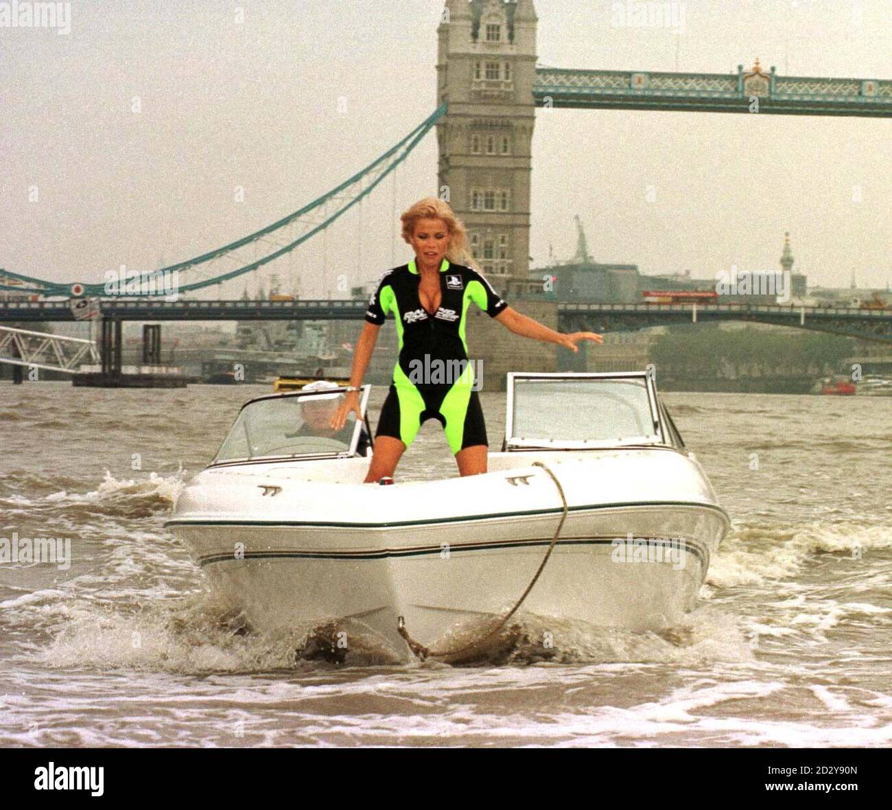 Page trois modèle Melinda Messenger, vêtu d'une combinaison sur mesure, fait le tour du surf devant le célèbre Tower Bridge au-dessus de la Tamise à Londres pour lancer le nouveau jeu vidéo Sony Play Station « Rapid Racer ». Banque D'Images