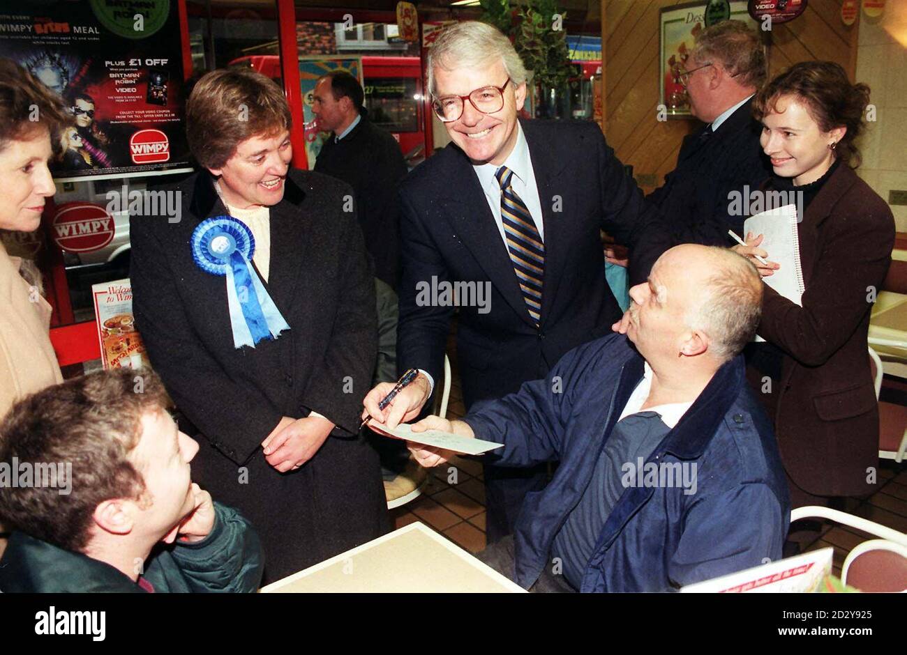 L'ancien premier ministre conservateur John Major (au centre) signe un autographe lors d'une promenade à Beckenham High Street où lui et sa femme Norma (à l'extrême gauche) se sont joints aujourd'hui (mardi) au candidat du Parti conservateur Jacqui Lait (deuxième gauche) dans la première partie d'une tournée électorale. Les électeurs se rendent aux urnes dans deux jours pour décider du successeur du siège de Kent qui a été libéré par le marchand conservateur Piers après son affaire avec une adolescente. Voir l'élection partielle PA Story POLITICS. Photo de Neil Munns/PA. Banque D'Images