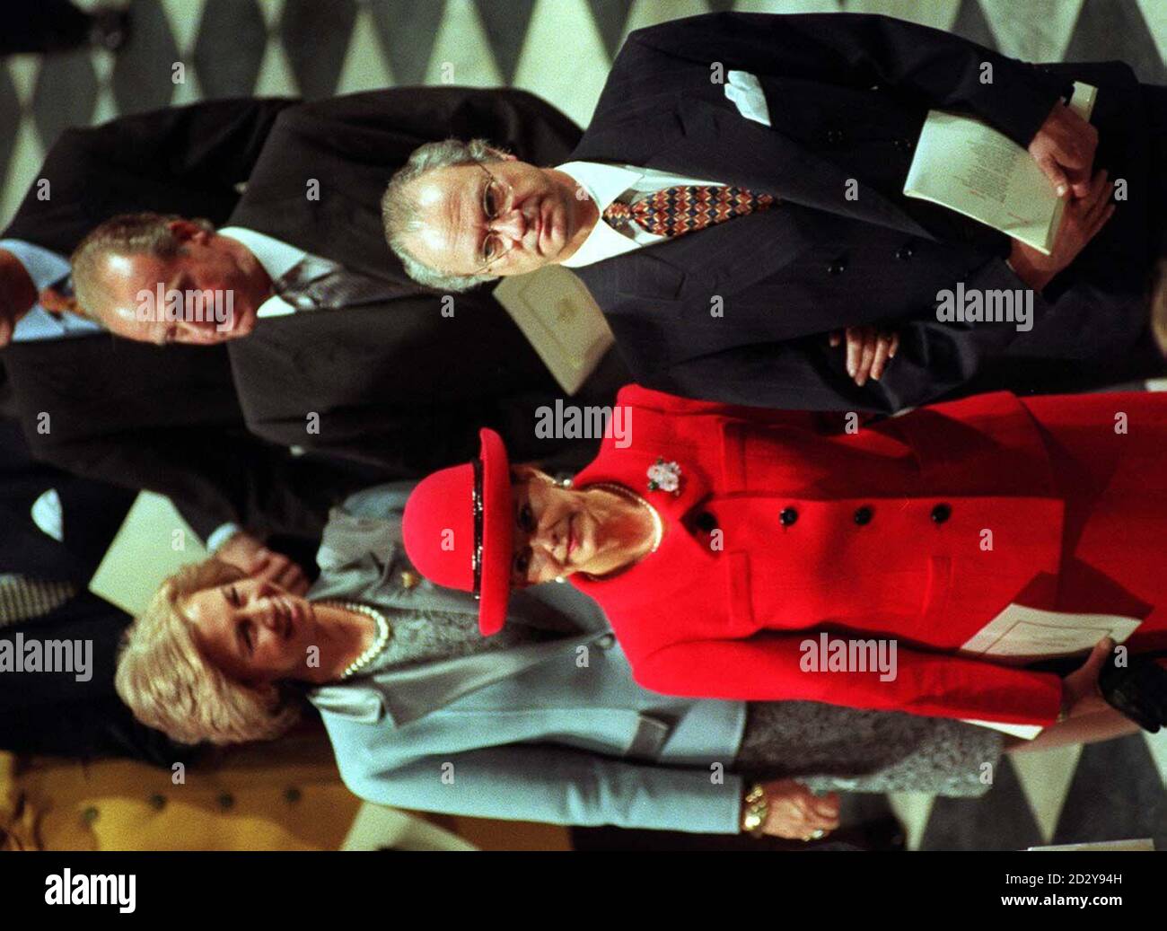 Le roi Juan Carlos et la reine Sofia d'Espagne (retour) avec le roi Carl Gustaf XVI et la reine Silvia de Suède, à l'abbaye de Westminster aujourd'hui (jeudi), pour un service d'action de grâce pour célébrer l'anniversaire du mariage d'or de la reine et du duc d'Édimbourg. WPA ROTA. Voir PA Story ROYAL Anniversary. Photo de John Stillwell. Banque D'Images
