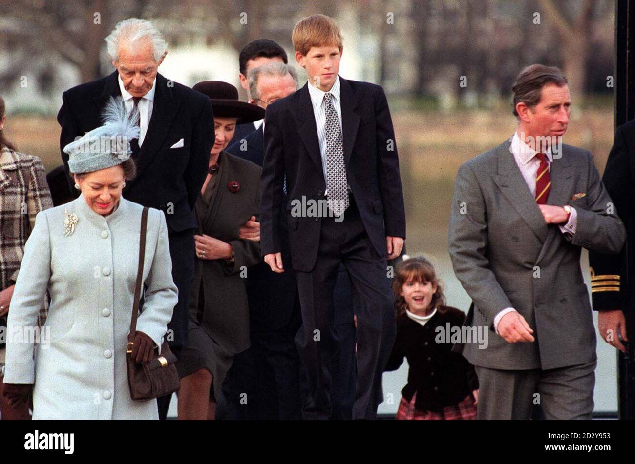 Le prince de Galles (à droite), son fils le prince Harry (au centre), la princesse Eugénie (en arrière-plan) et la princesse Margaret (à gauche) au Royal Naval College de Greenwich aujourd'hui (jeudi), où le prince a offert un déjeuner à plus de 200 invités en l'honneur de l'anniversaire d'or de la reine et du duc. Voir PA Story ROYAL Anniversary. Photo de David Giles. Banque D'Images