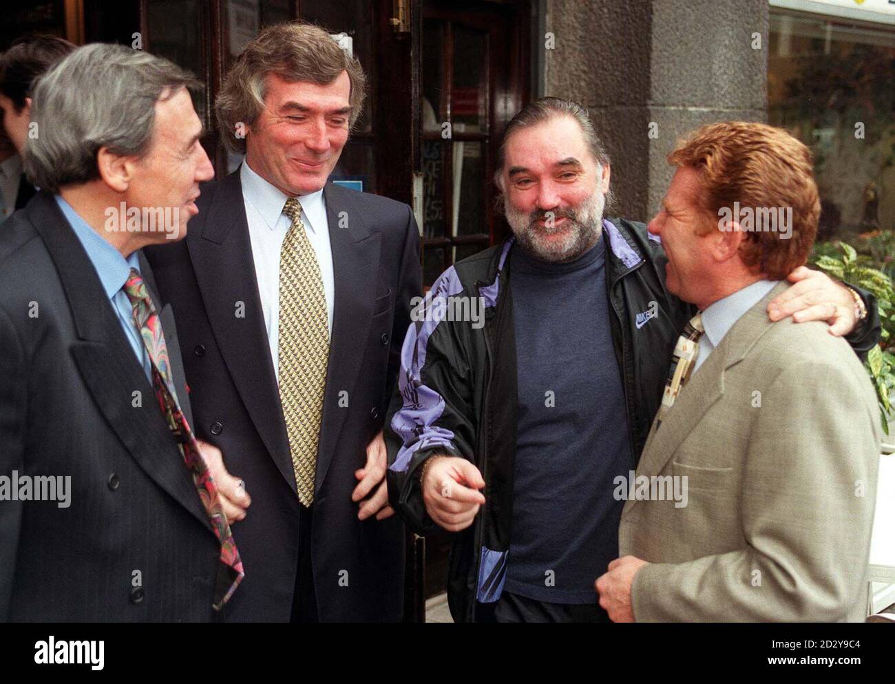 Gordon Banks, ancien gardien de but de l'Angleterre (de gauche à droite), Pat Jennings, gardien de but de l'Irlande du Nord, George Best, star de l'Irlande du Nord et de Manchester United, et Alan ball, star de la coupe du monde 1996 en Angleterre, se joignent à féliciter Best pour sa deuxième place après le footballeur brésilien Pele, aujourd'hui (jeudi). Pele a été en tête d'un sondage de 500,000 personnes de 110 pays comme les premiers participants au International football Hall of Fame qui sera construit à Manchester l'année prochaine. Voir PA Story SPORT Fame. Photo de Ben Curtis/PA. Banque D'Images