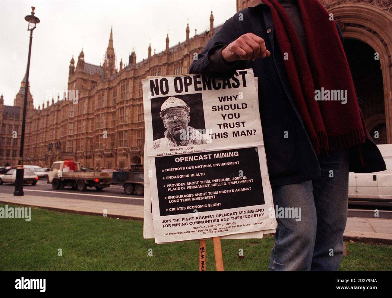 Un mineur devant le Parlement aujourd'hui (mercredi) où des manifestants se sont réunis pour faire pression sur la réunion du Comité spécial du commerce et de l'industrie pour décider de l'avenir de l'industrie houillère britannique. Voir PA Story INDUSTRY Coal. Photo de Peter Jordan /PA. Banque D'Images