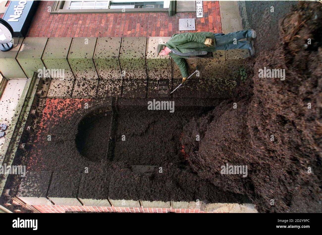 La porte de NatWest à Ponteland, aujourd'hui (vendredi) après que l'agriculteur David Cannon ait déversé plus d'une tonne de déchets nauséabond devant une banque dans une double protestation contre la façon dont il l'a traité et l'attitude du gouvernement à l'égard de l'industrie agricole. * 16/10/2000: Cannon, qui a été reconnu coupable lors d'un procès pour avoir causé des dommages au criminel après une attaque similaire en juin, a reçu une peine de prison suspendue au tribunal de la magistrature de Bedlington, dans le Northumberland. Il avait pulvérisé la même branche et une autre à Newcastle-upon-Tyne à plusieurs reprises au cours des dernières années au cours de sa manifestation Banque D'Images