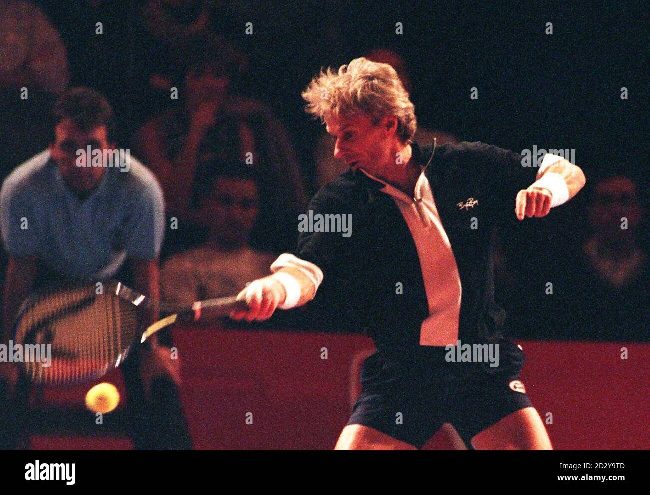Bjorn Borg, ancien champion de Wimbledon, en action contre Guillermo Vilas, lors du match des célibataires seniors de ce soir (samedi) à l'Albert Hall, Londres. Voir PA Story TENNIS Albert Hall. Photo de Tom Hevezi/PA Banque D'Images