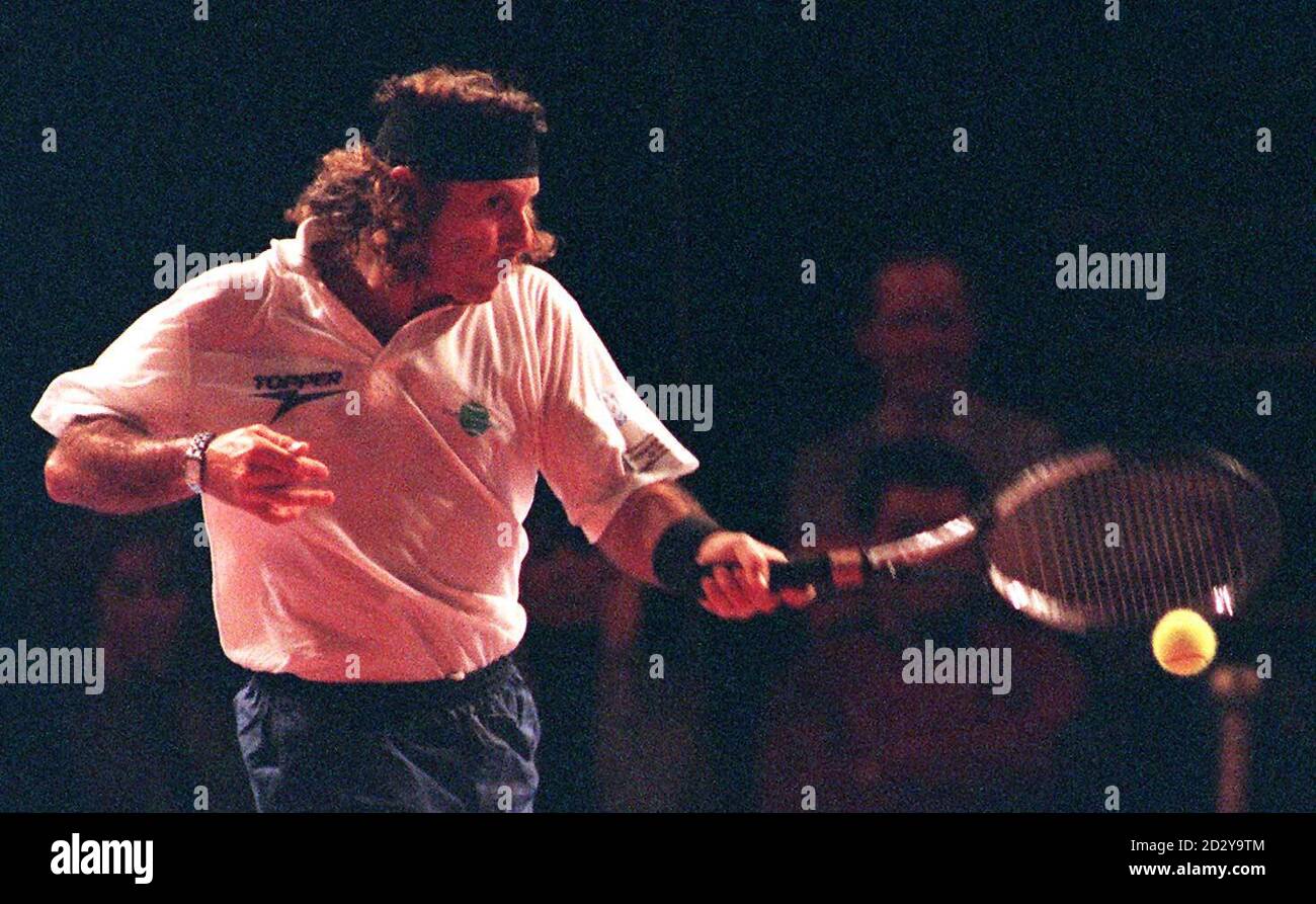 Guillermo Vilas, de l'Argentine, en action contre l'ancien champion de Wimbledon Bjorn Borg, lors du match des célibataires seniors de ce soir (samedi) à l'Albert Hall, Londres. Borg a gagné le match 6-2 6-3. Voir PA Story TENNIS Albert Hall. Photo de Tom Hevezi/PA Banque D'Images
